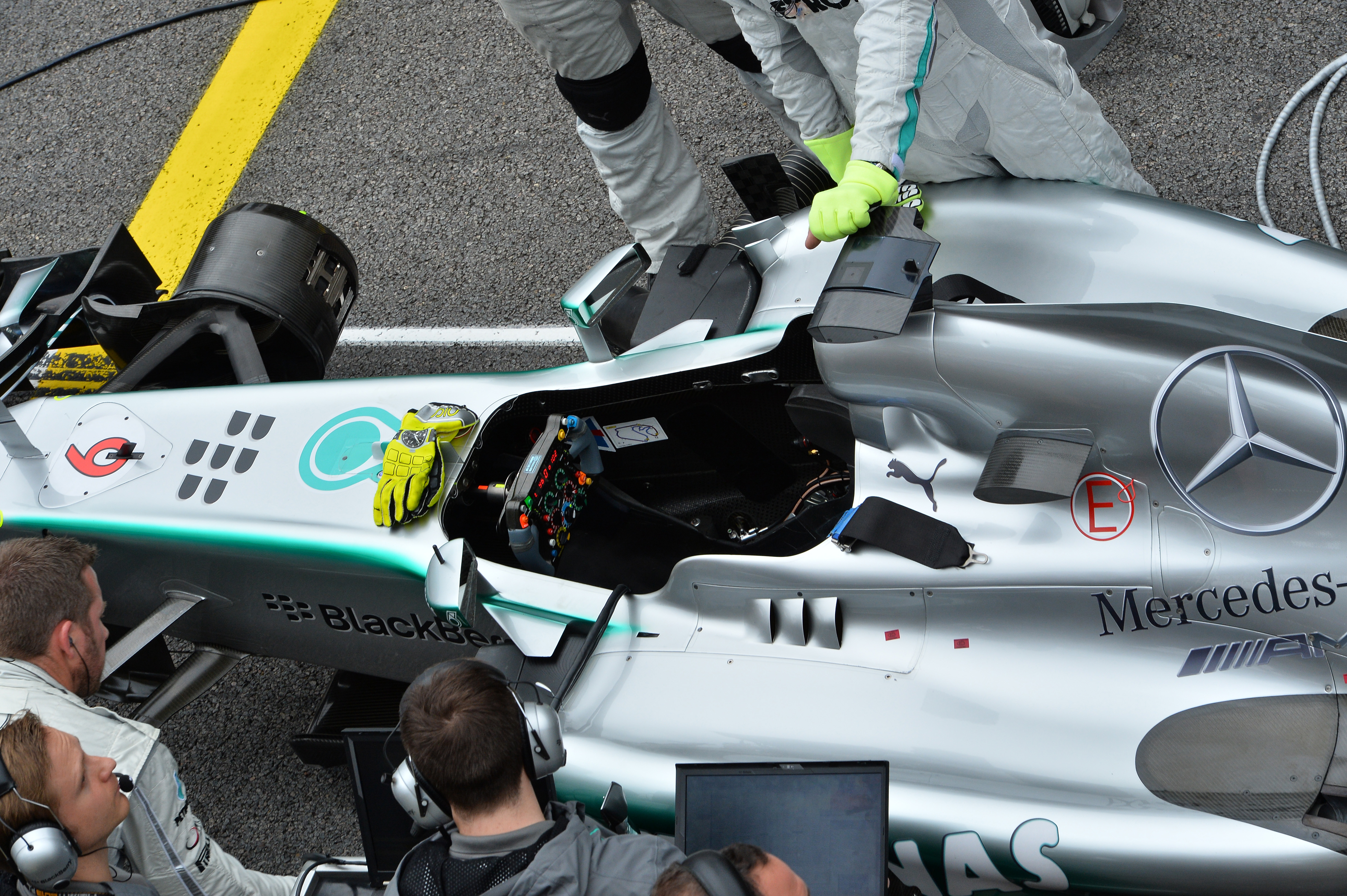Mercedes breekt Bahrein-test af na klapband Rosberg