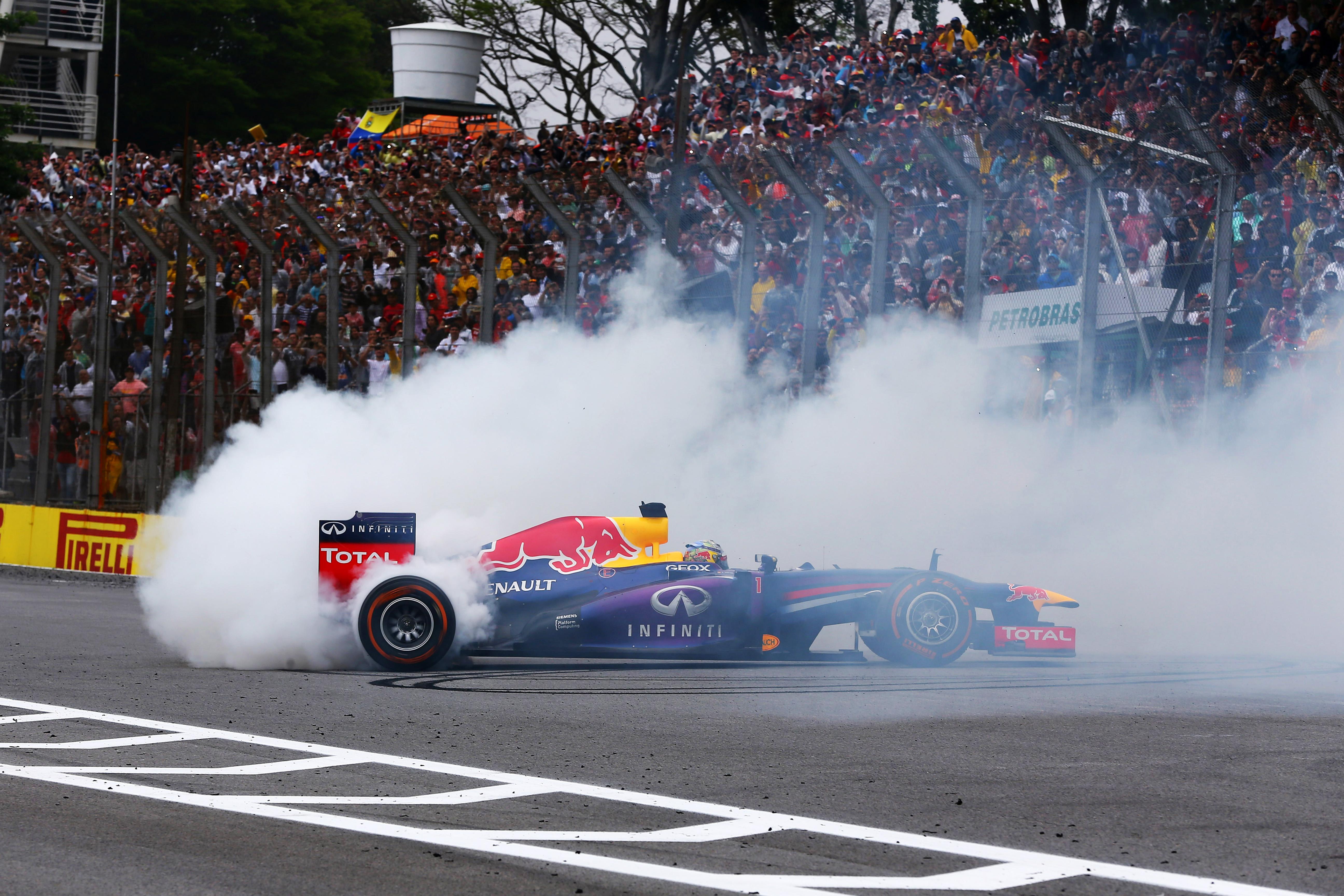 Vettel: ‘F1 moet spektakel behouden in V6-tijdperk’