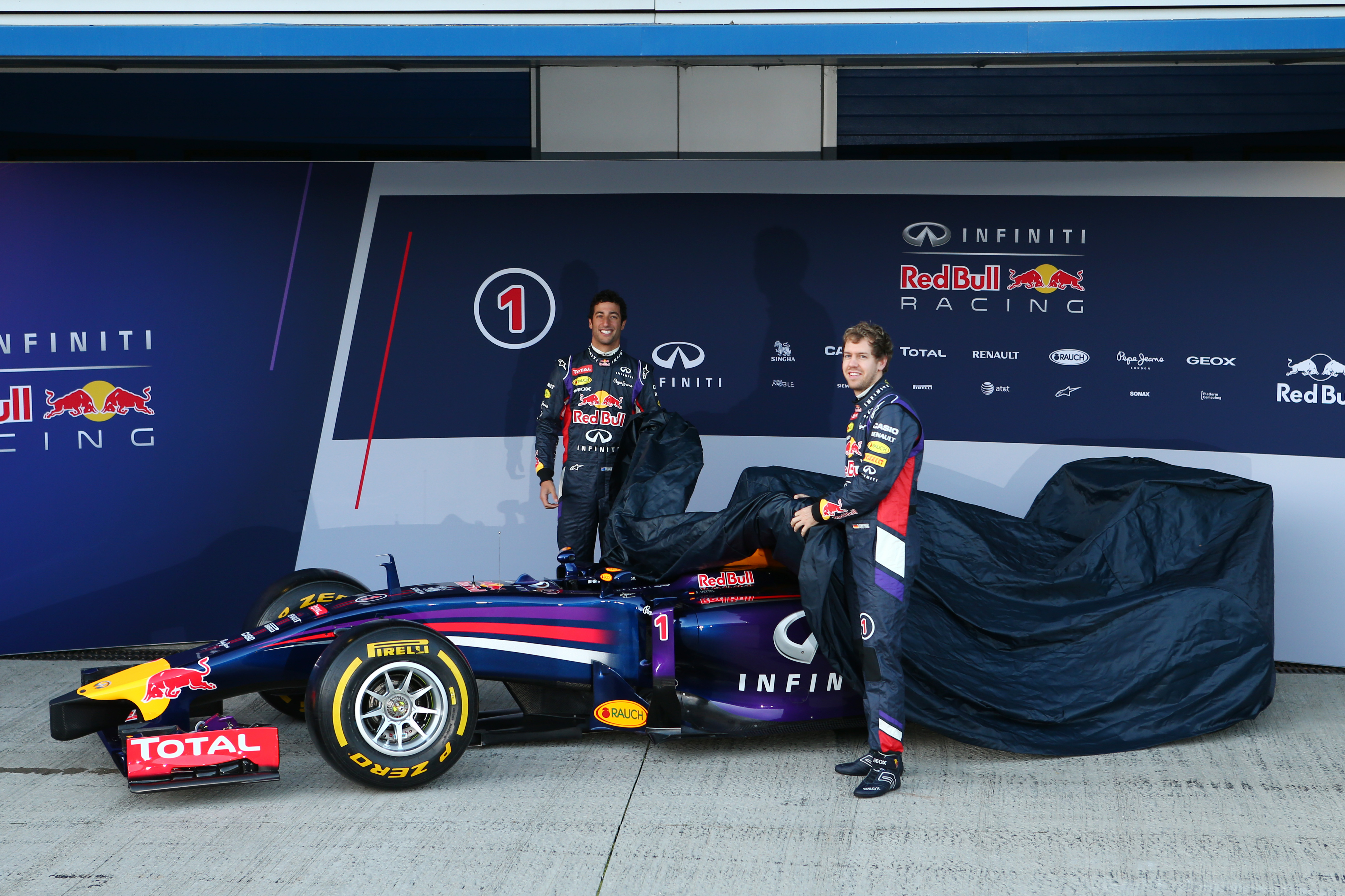 Red Bull trekt het laken van de RB10