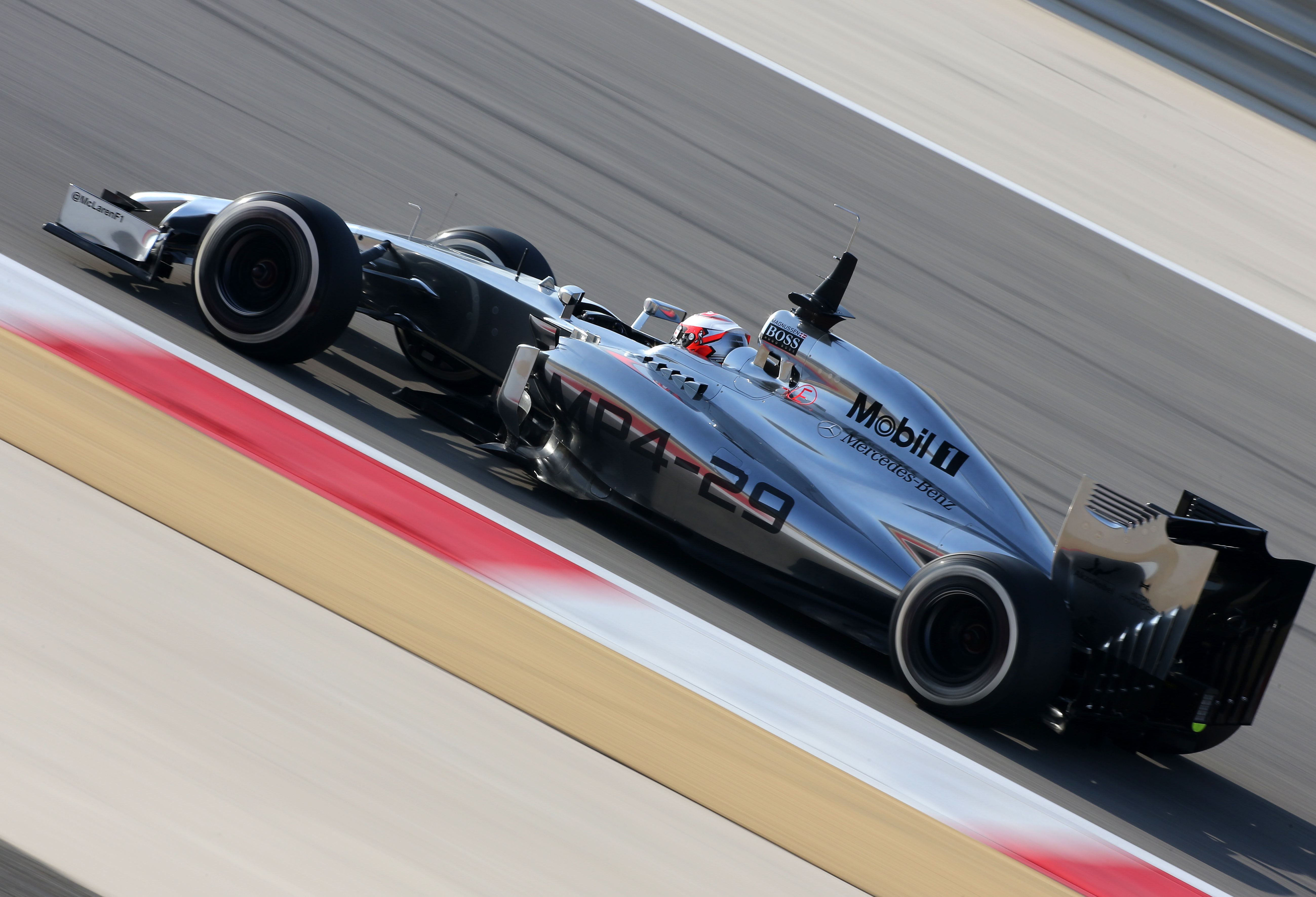 Bahrein dag 2: Magnussen snel, Vettel maakt kilometers
