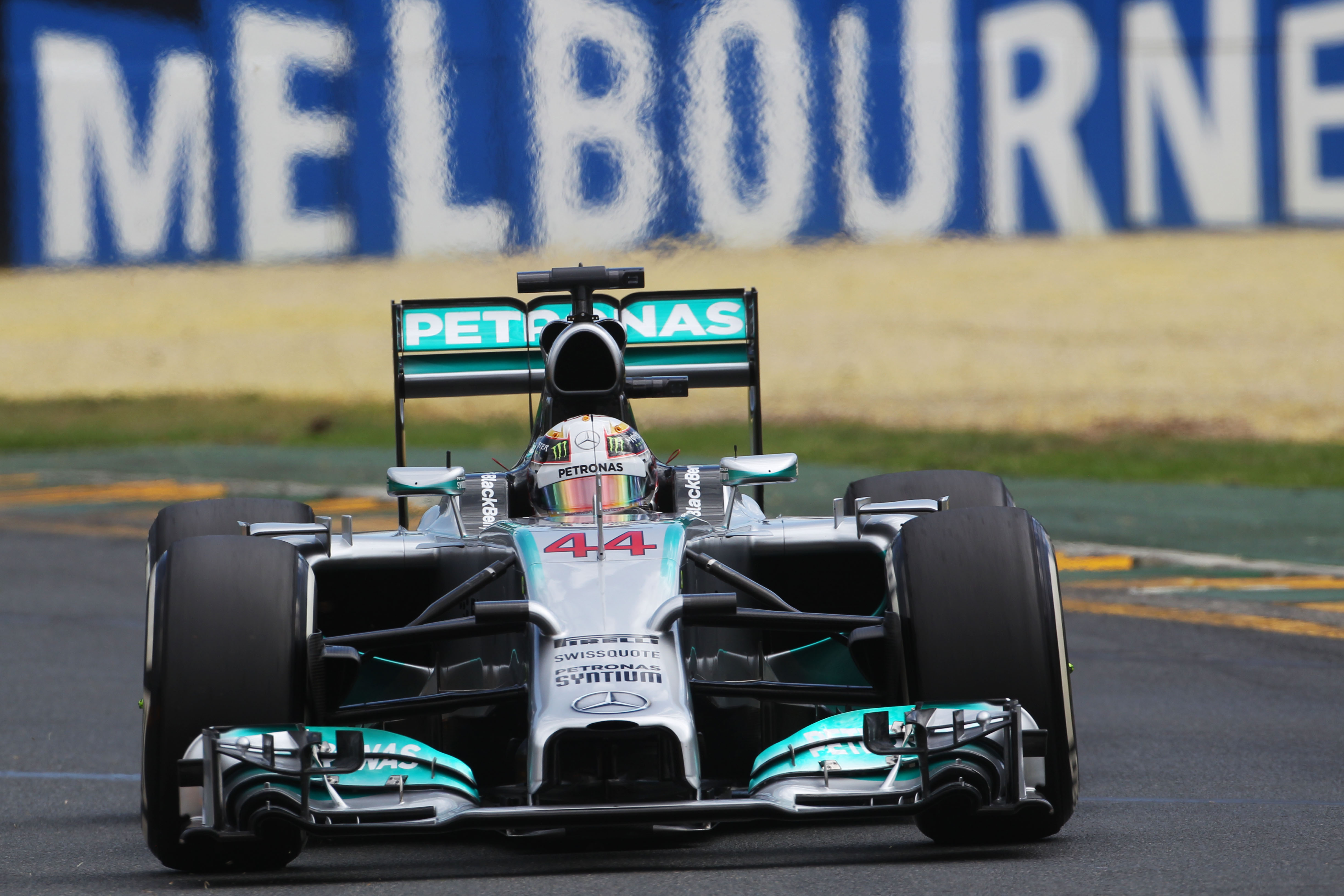 Hamilton maakt favorietenrol waar voor Mercedes