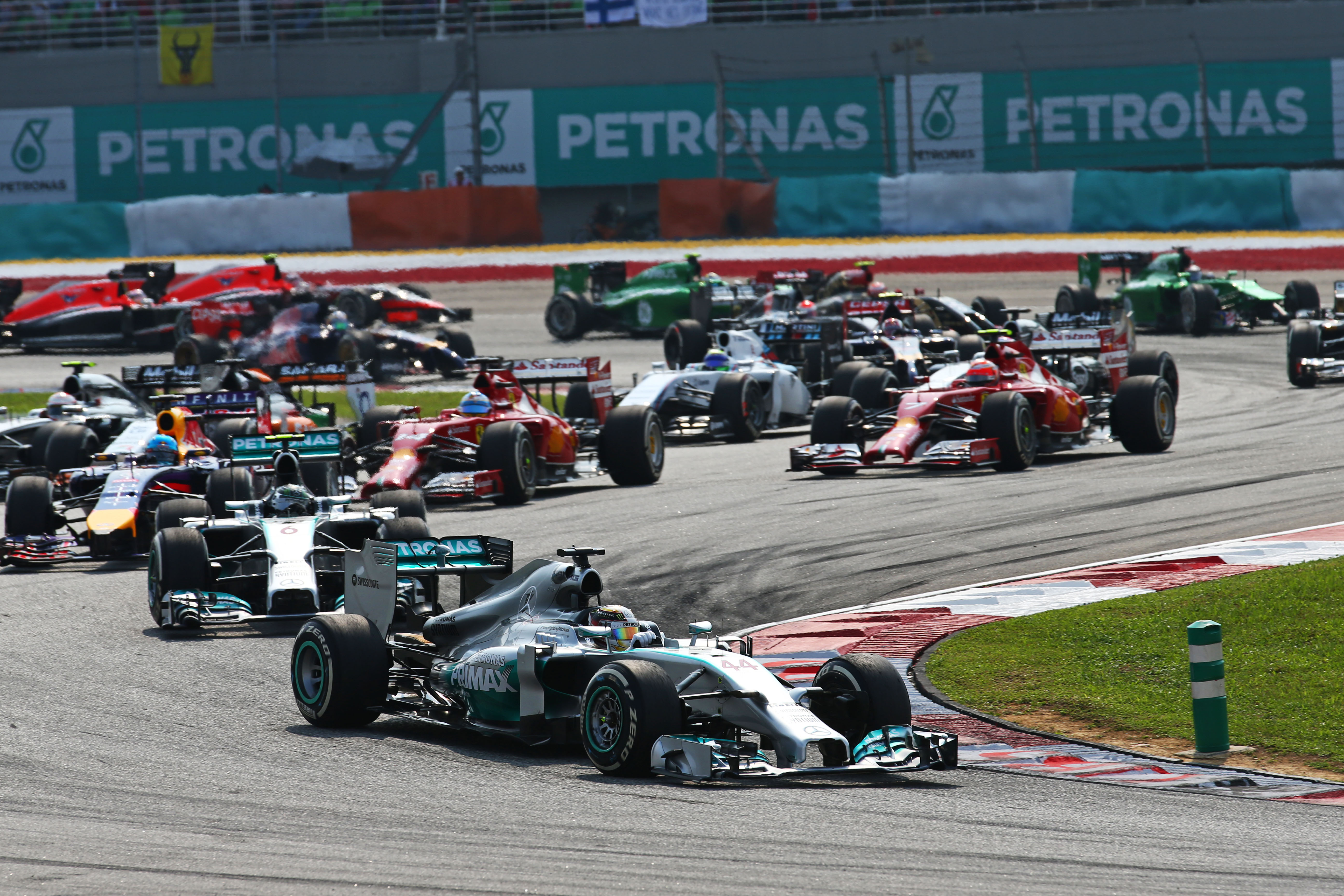 Race: Hamilton wint eenvoudig in Maleisië