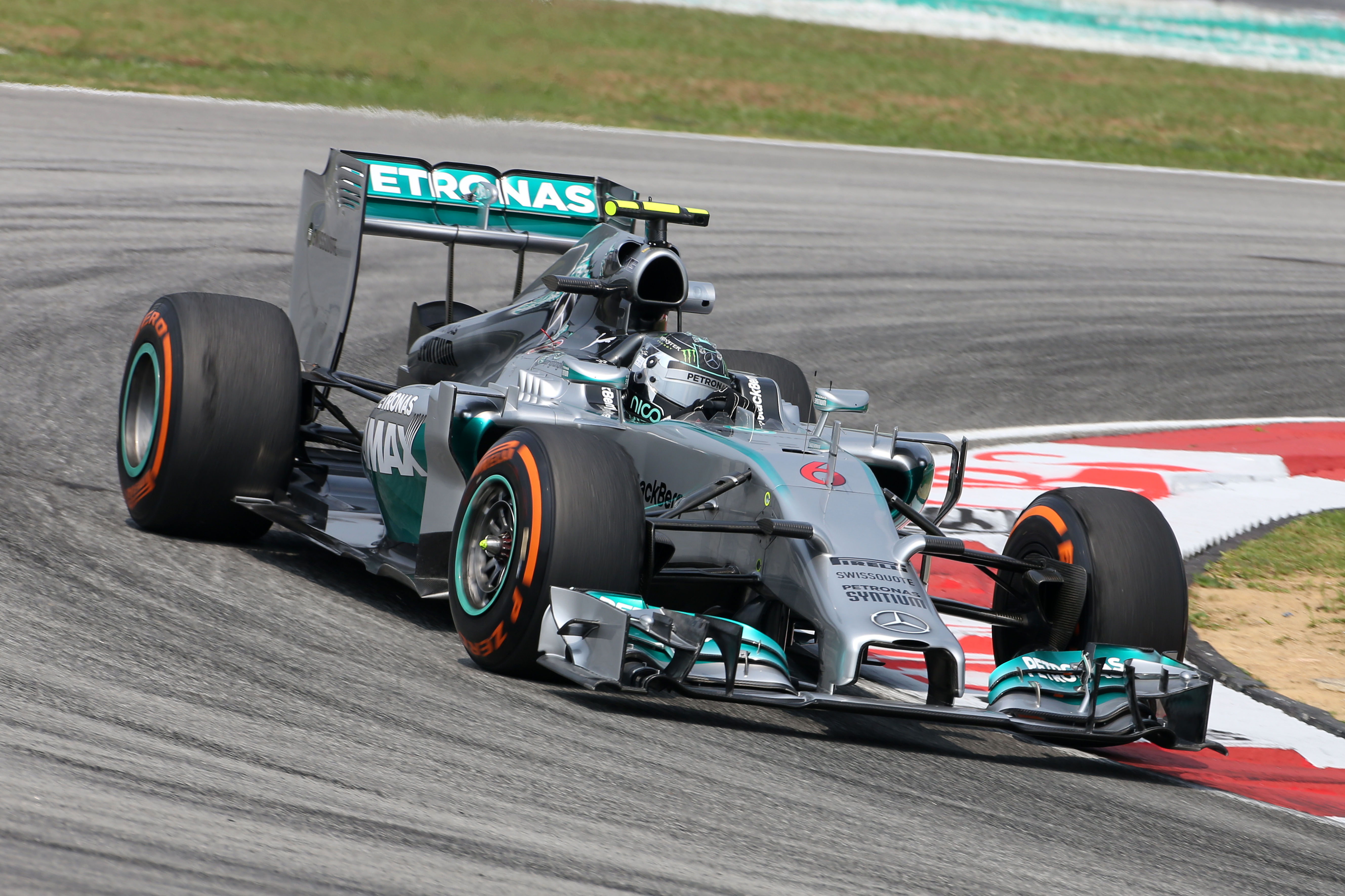 VT2: Rosberg houdt Mercedes bovenaan