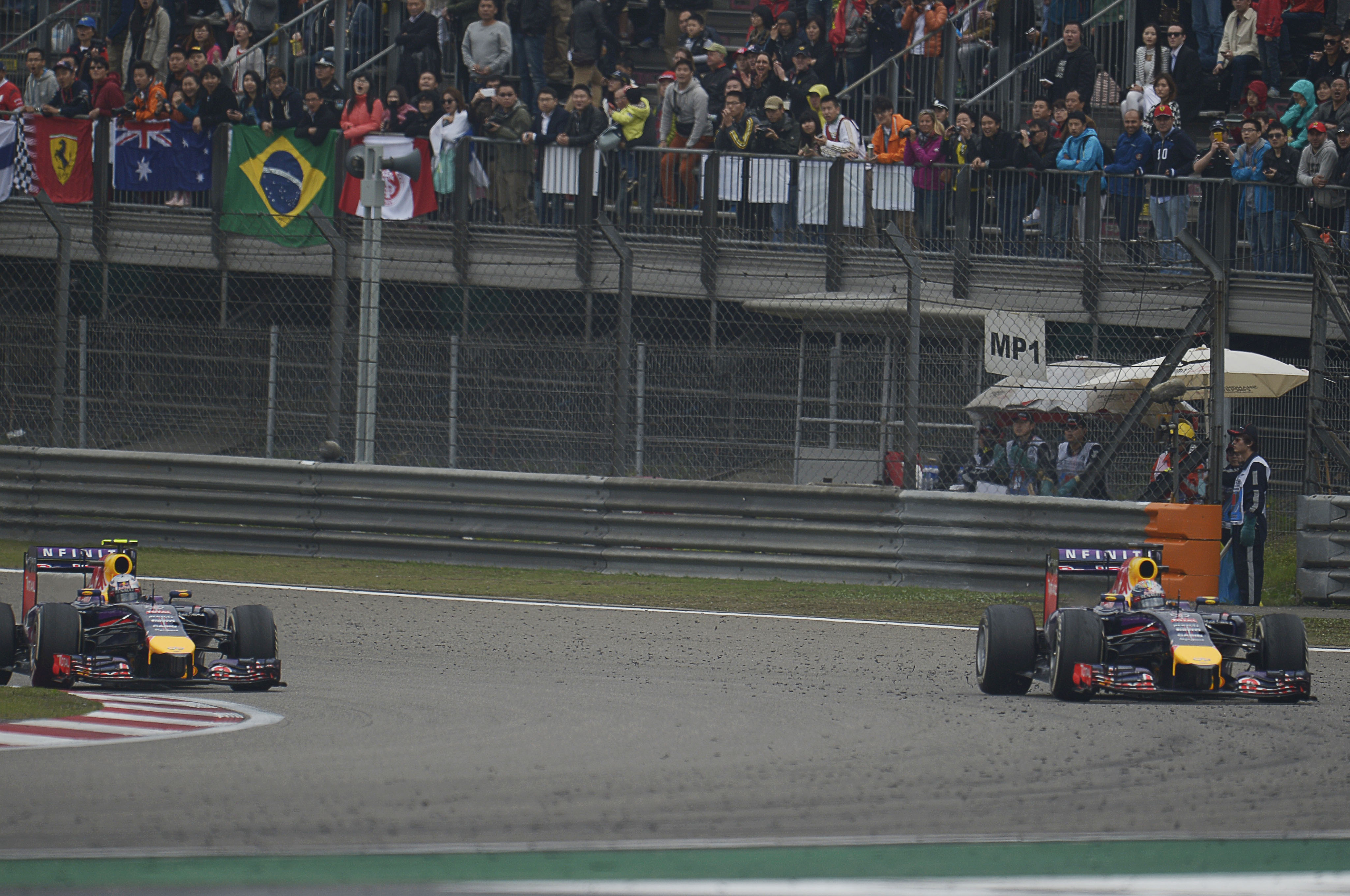 Vettel opnieuw een maatje te klein voor Ricciardo