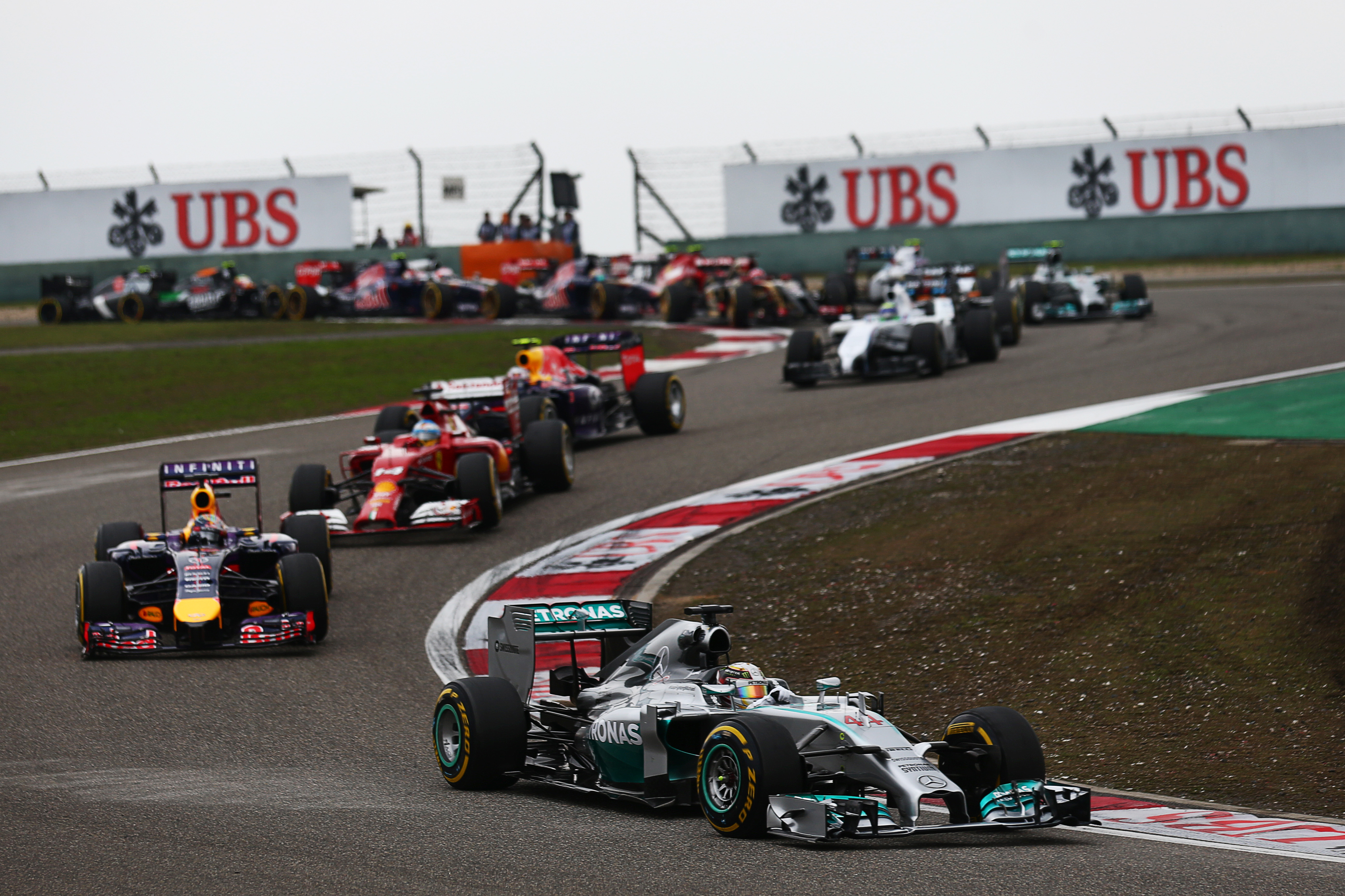 Race: Mercedes komt, ziet en overwint