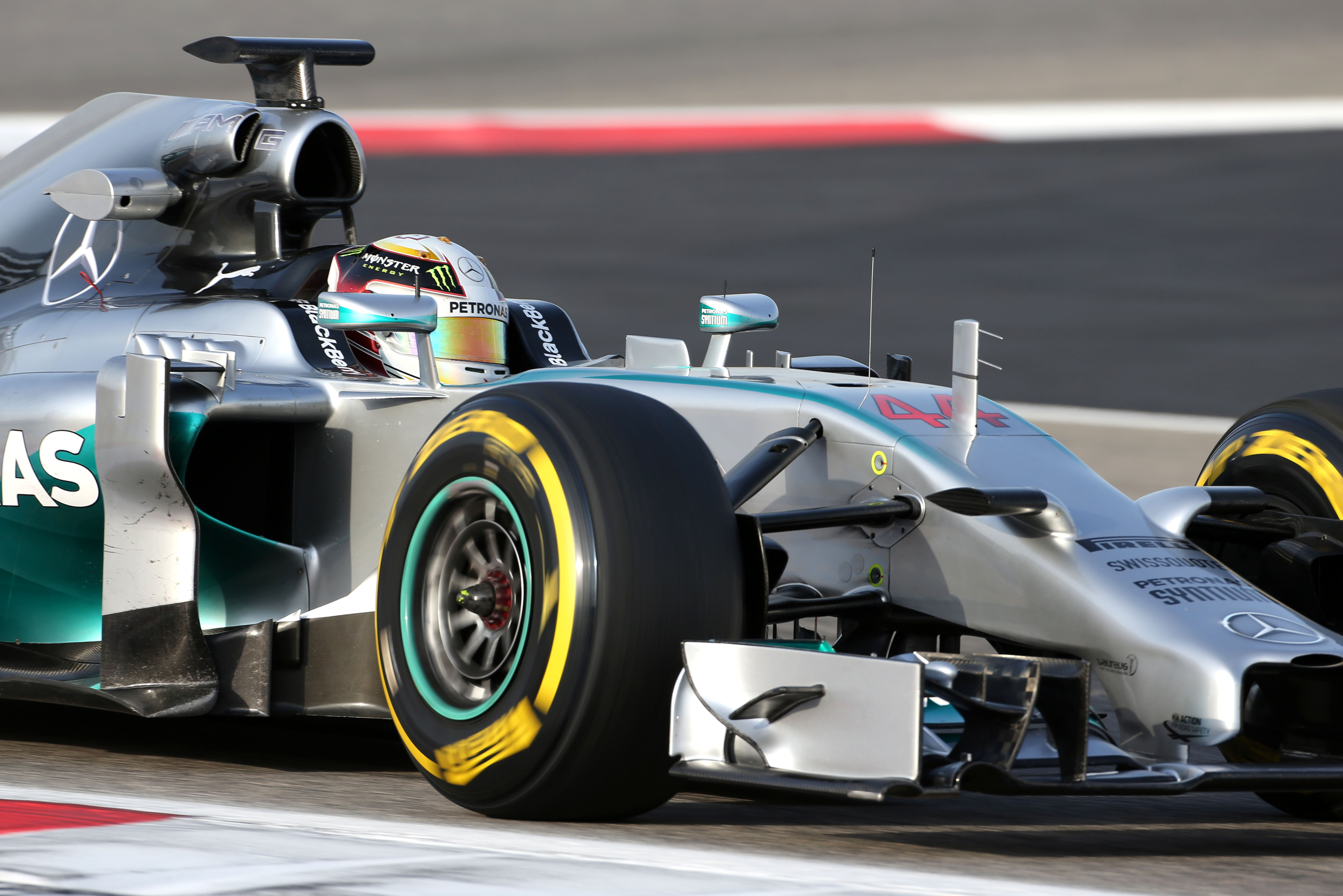 Hamilton houdt Mercedes bovenaan in Bahrein