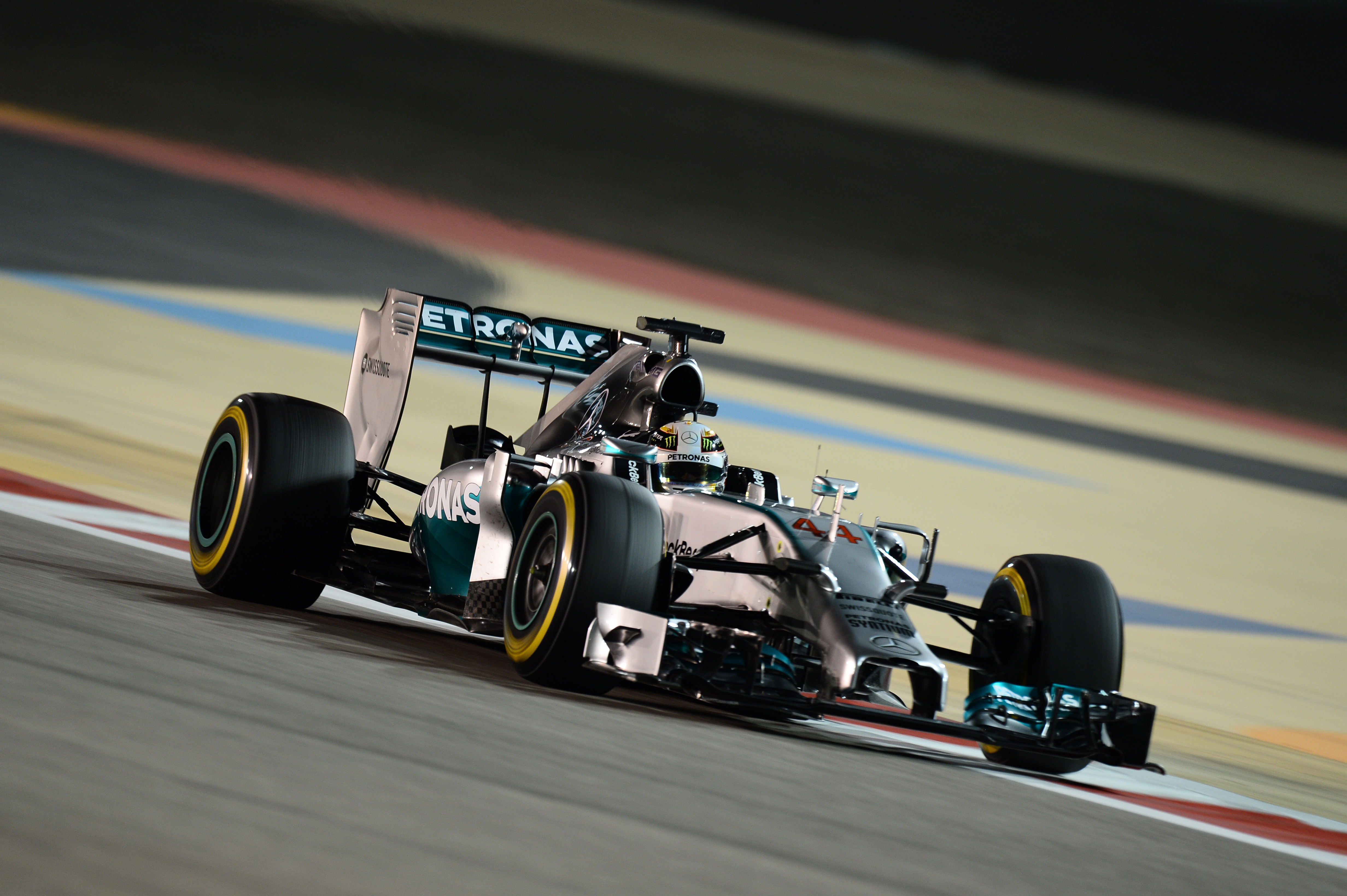 VT2: Mercedes opnieuw verreweg het snelst
