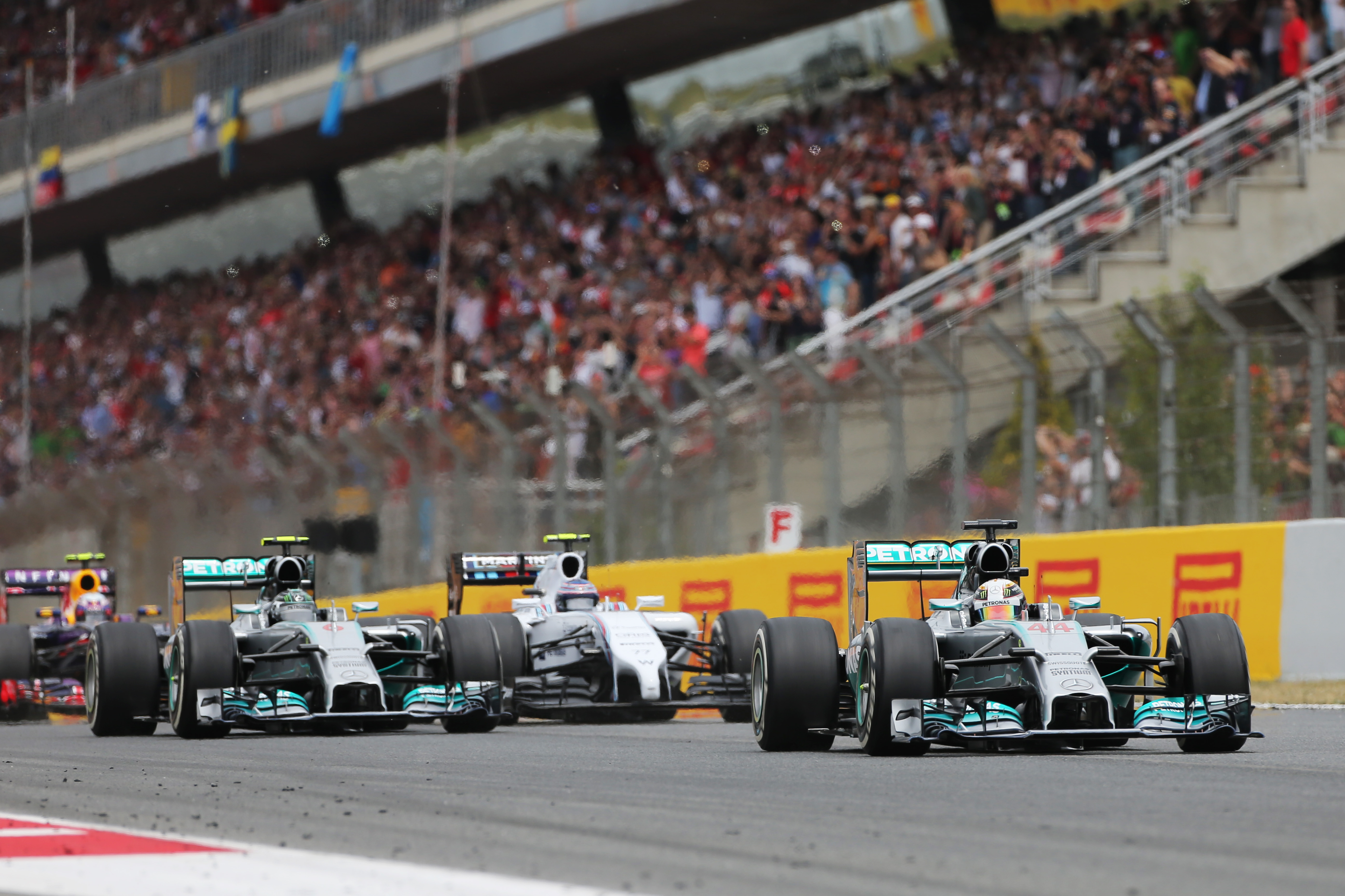 Race: Hamilton troeft Rosberg opnieuw af