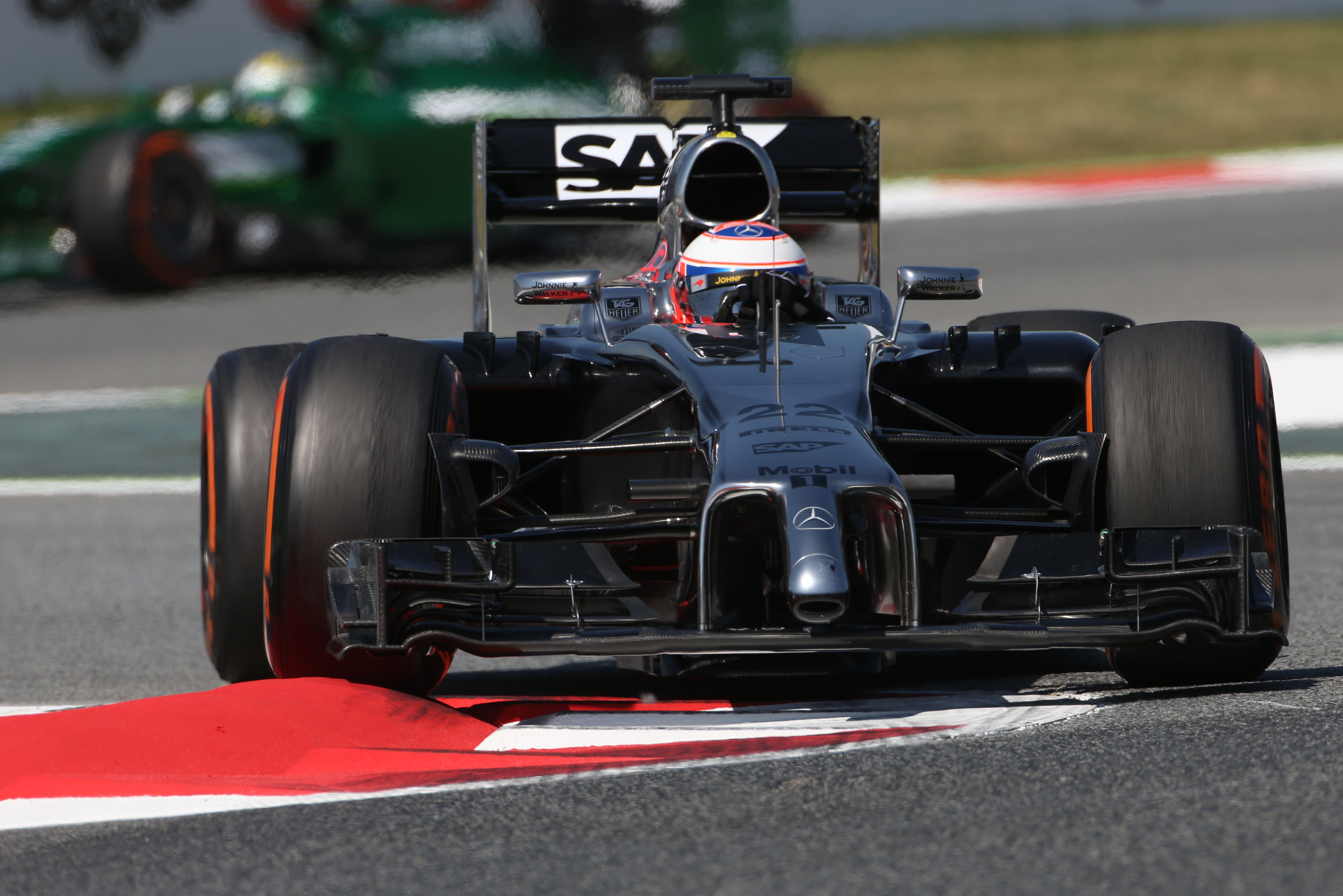 Button brengt McLaren terug in toptien