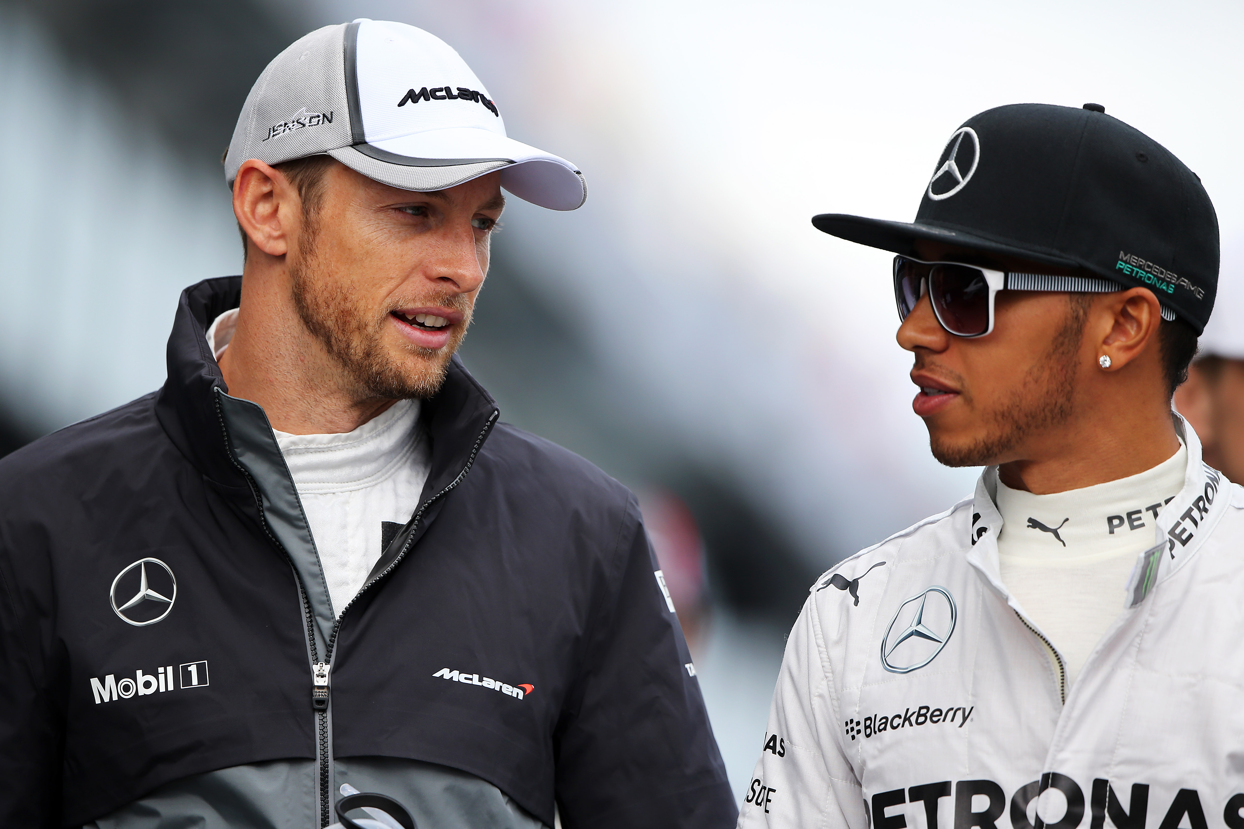 Button: ‘Hamilton speelt graag mind games met teamgenoten’