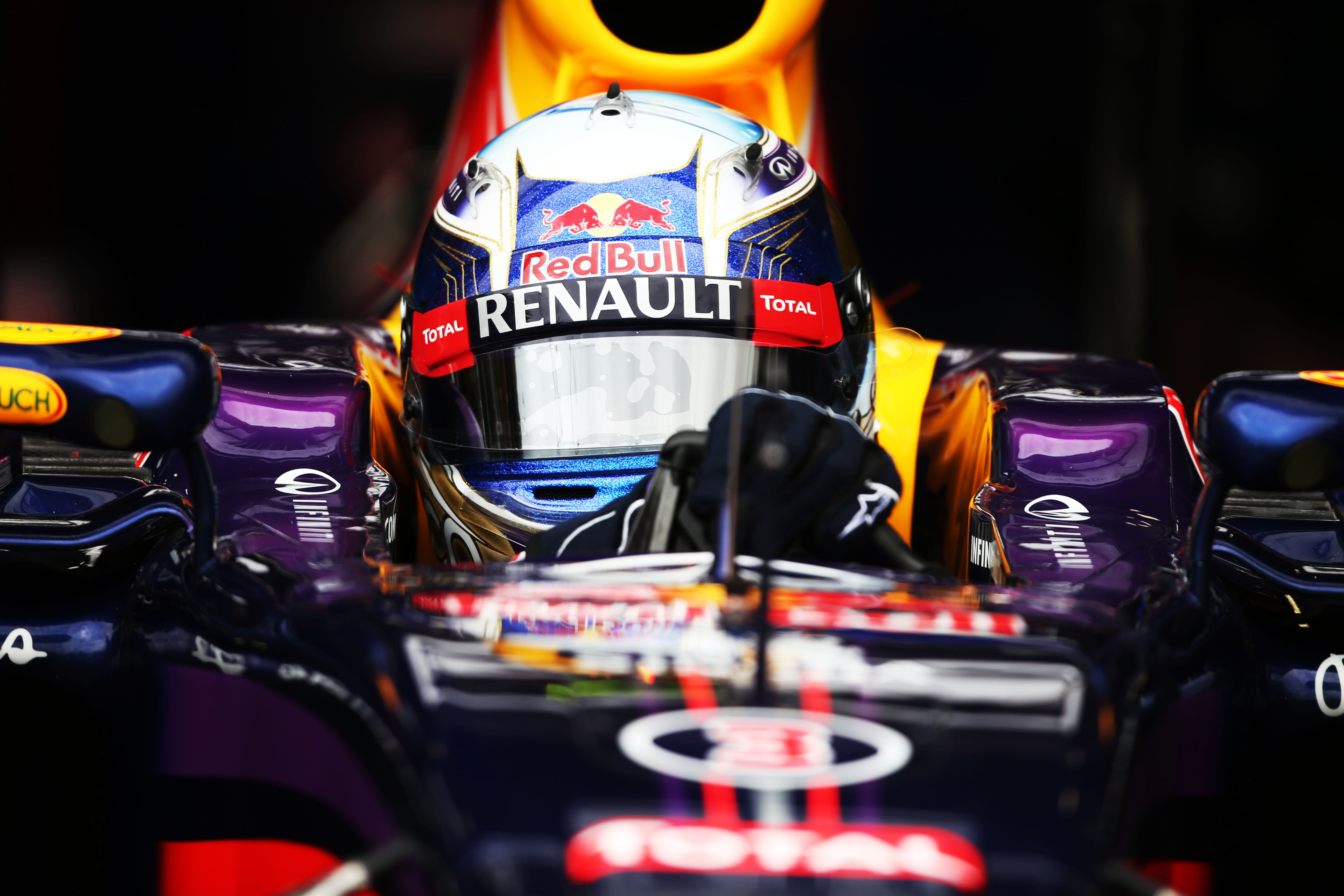 VT3: Ricciardo splitst de Mercedessen