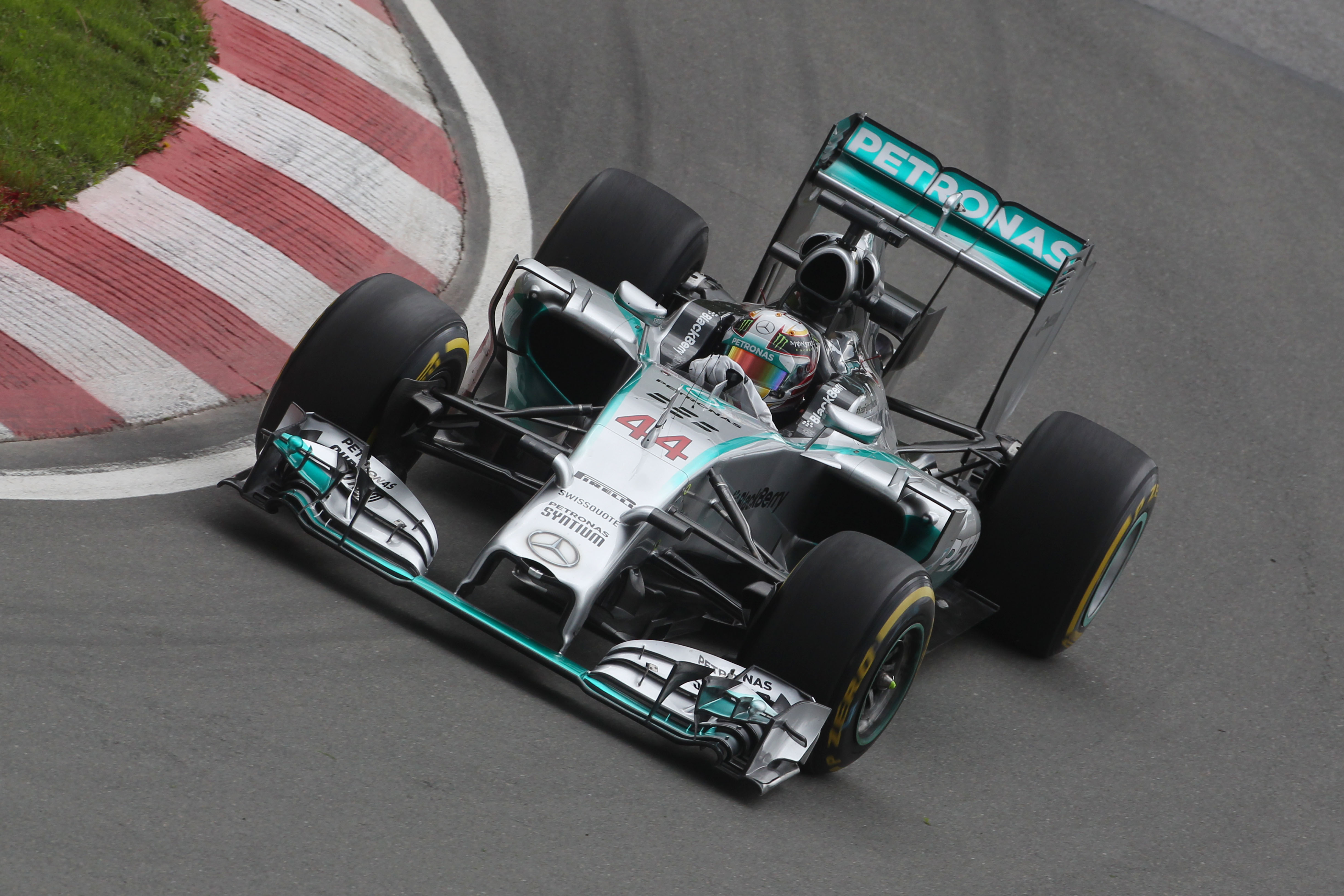 VT2: Hamilton blijft Rosberg voor