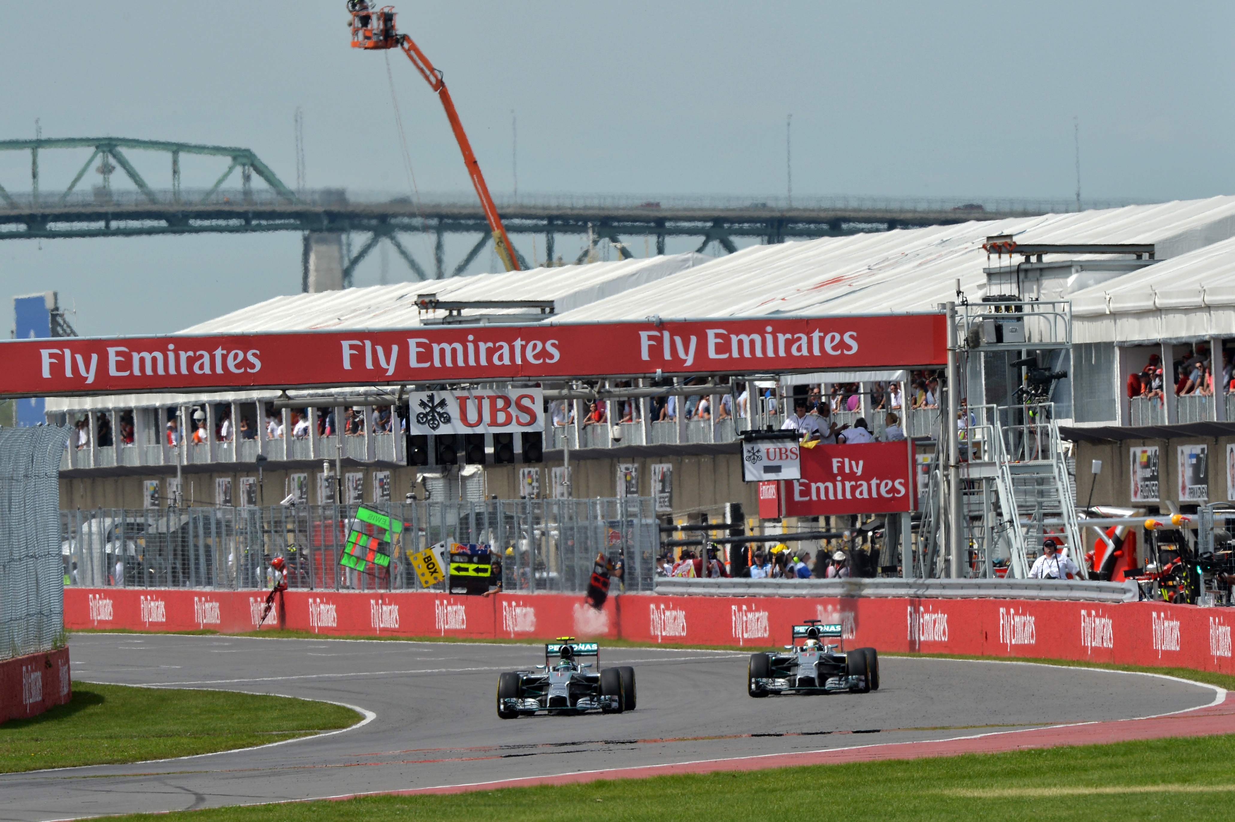 Hamilton: ‘Mercedes-top gaat goed om met teamstrijd’