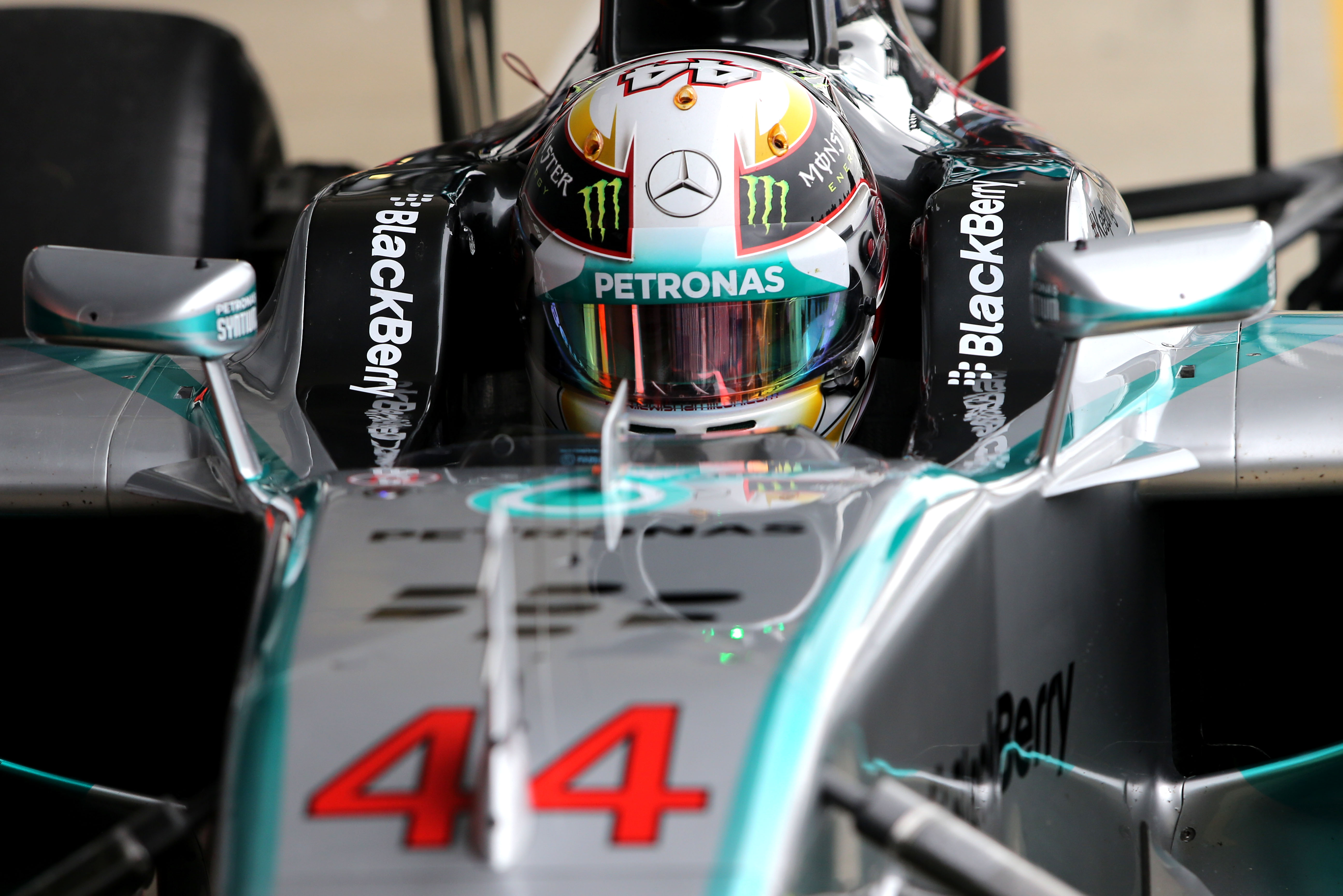 Race: uitvalbeurt Rosberg helpt Hamilton aan thuiszege
