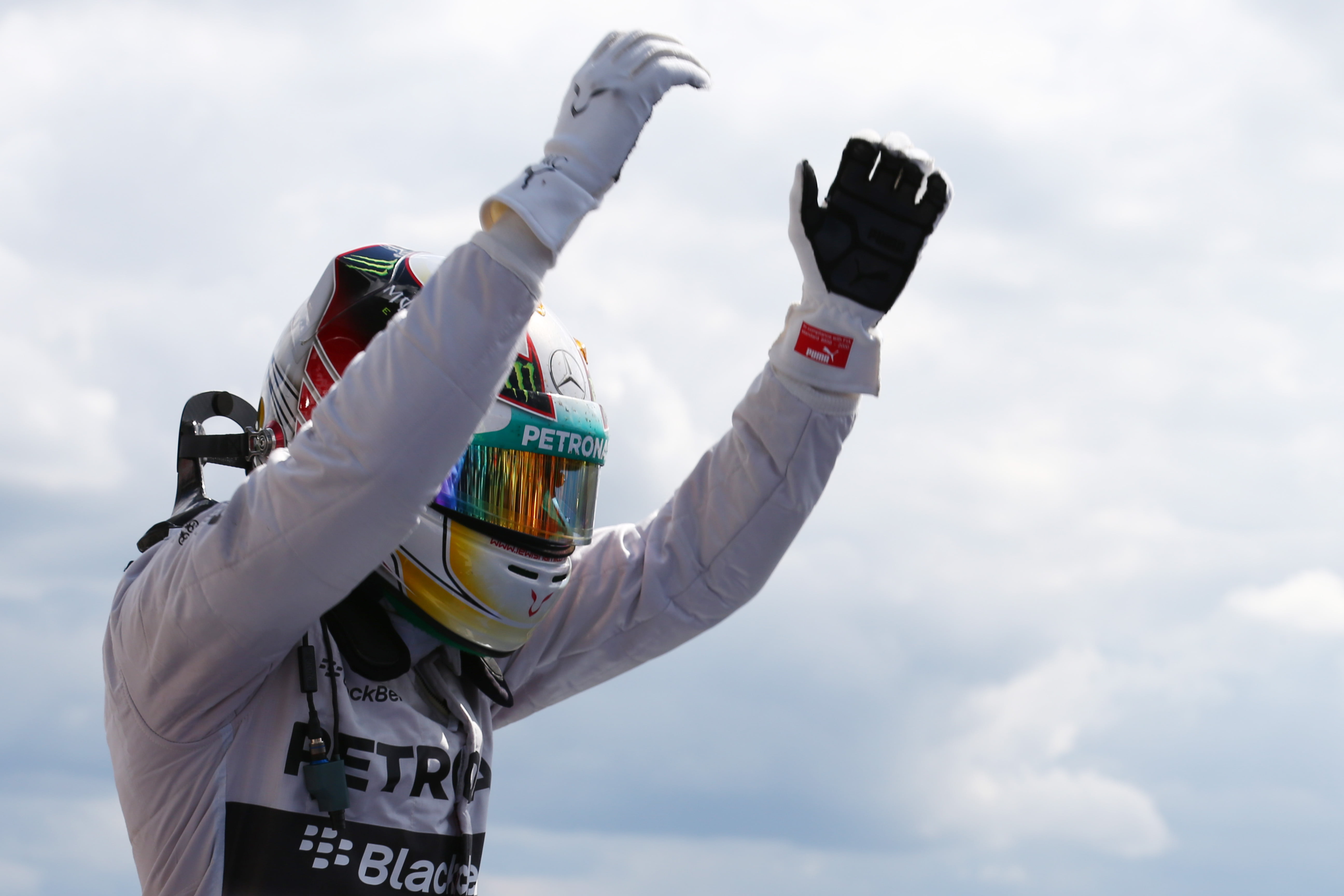 Titelstrijd wakkert verder aan na zege Hamilton