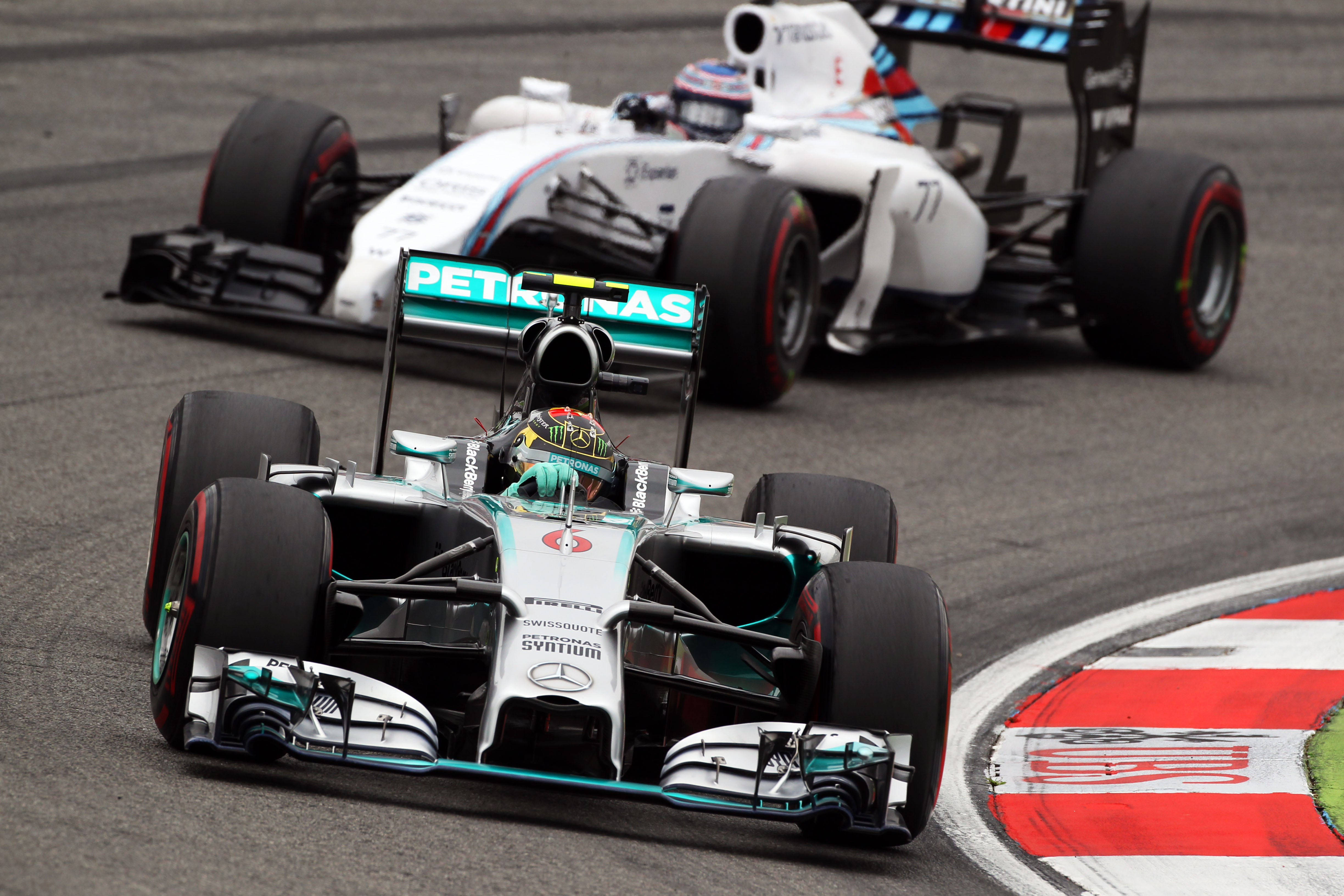 Race: Rosberg onbedreigd naar thuiszege