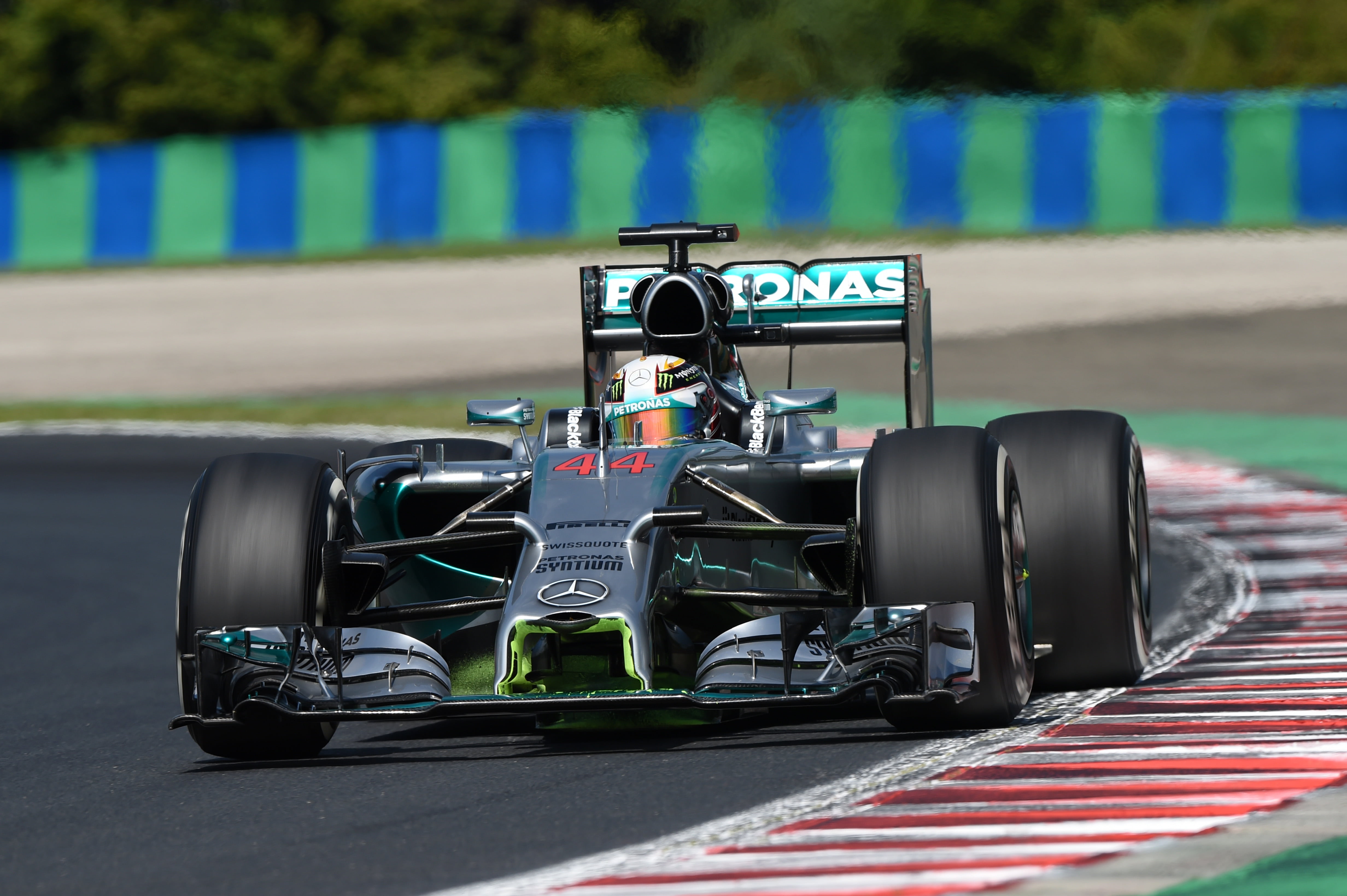 VT1: Hamilton topt eerste training Hongarije