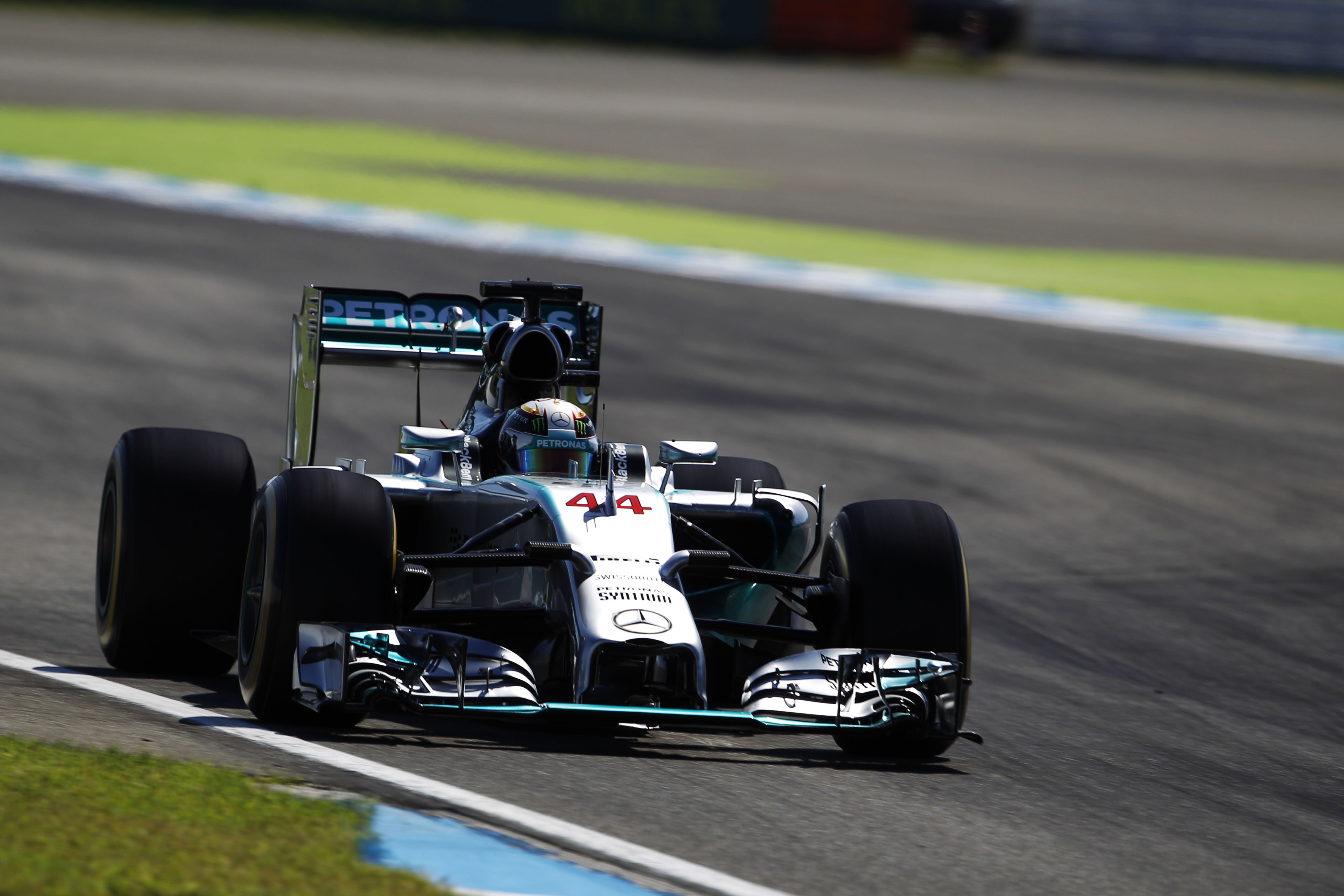 VT2: Mercedes blijft bovenaan op Hockenheim