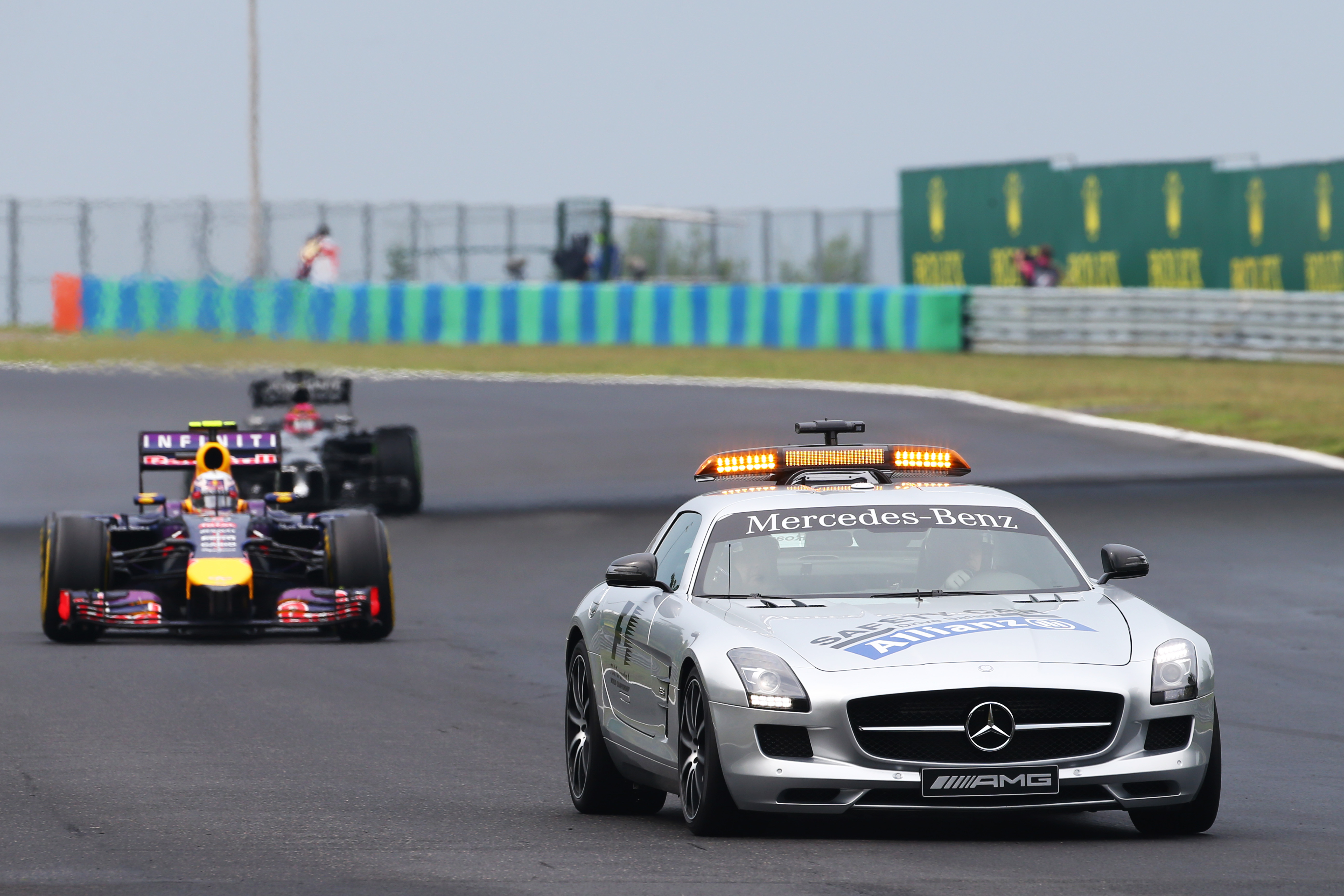 Race: Ricciardo wint Hongaars spektakelstuk