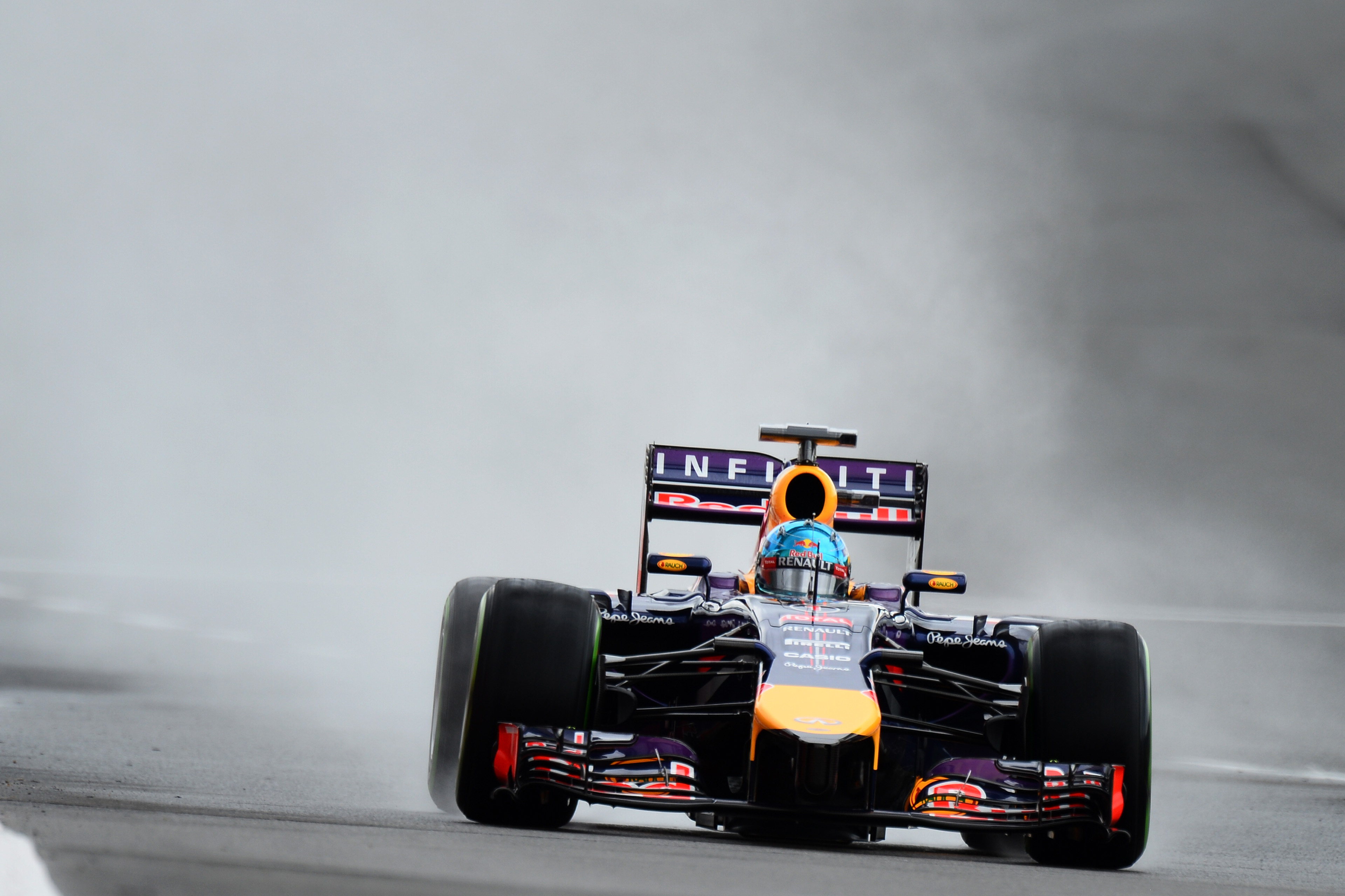 VT3: Vettel snelste in Engelse regen