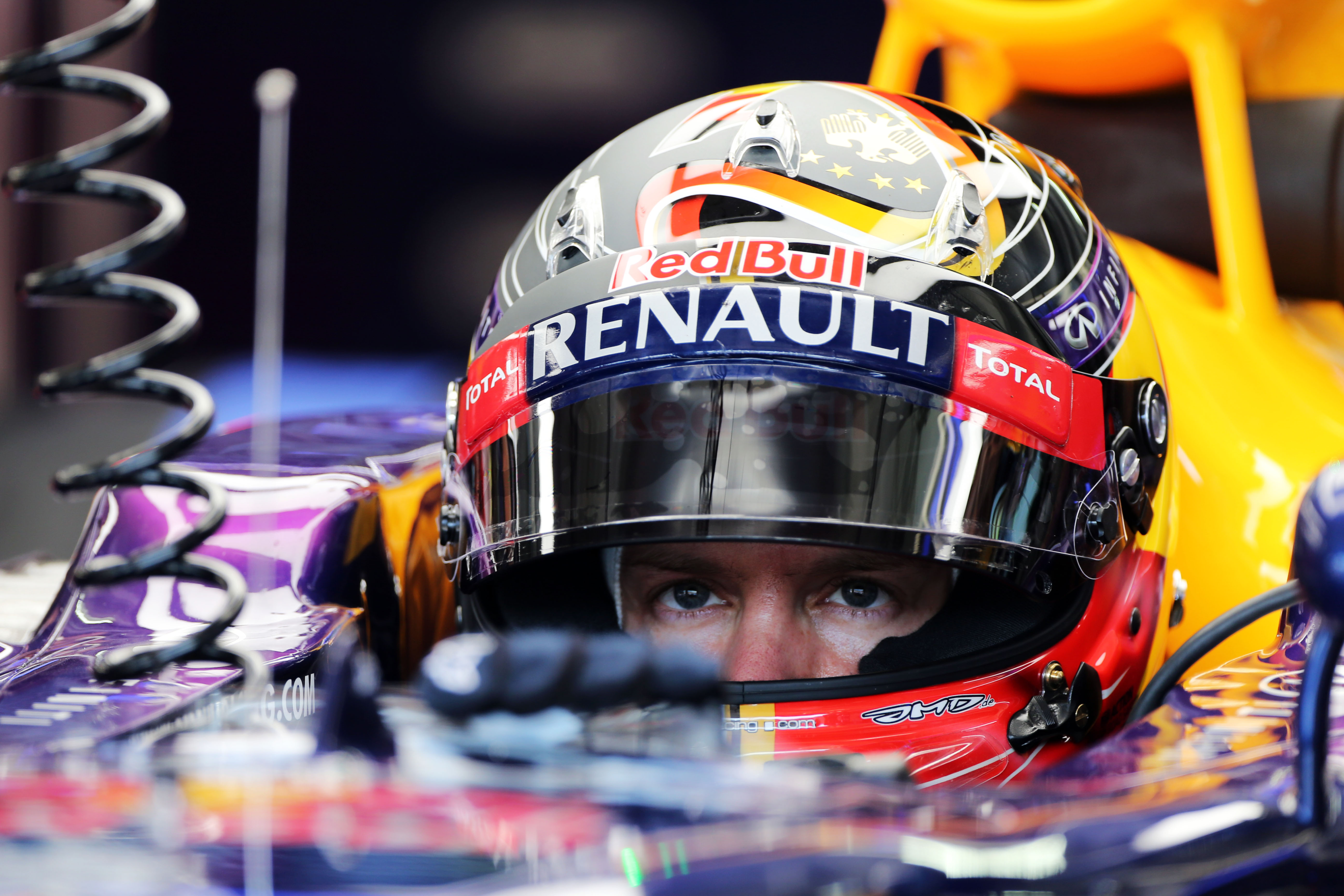 ‘Mercedes en McLaren hengelen naar Vettel’