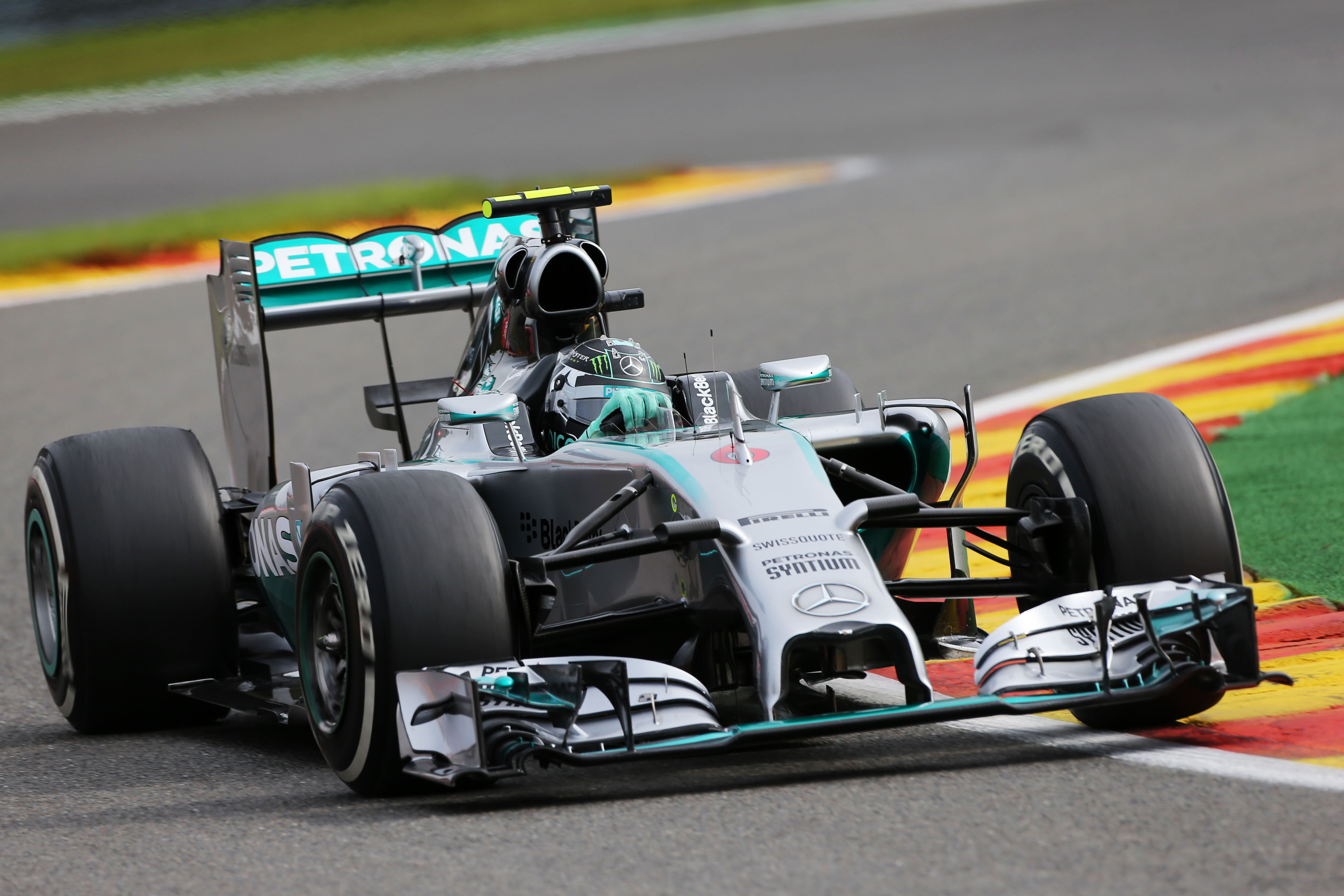 VT1: Rosberg nipt voor Hamilton