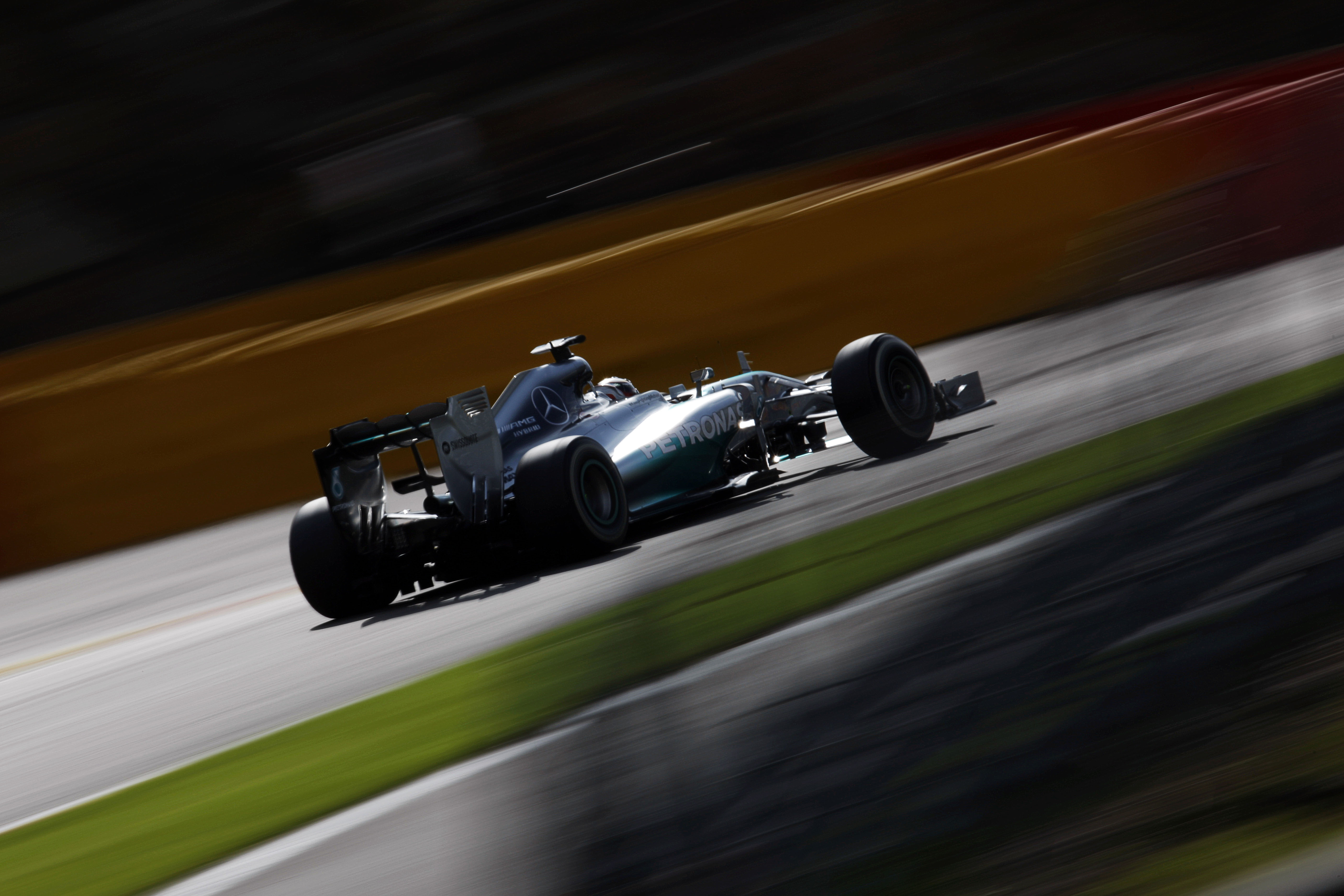 VT2: Hamilton beduidend sneller dan Rosberg