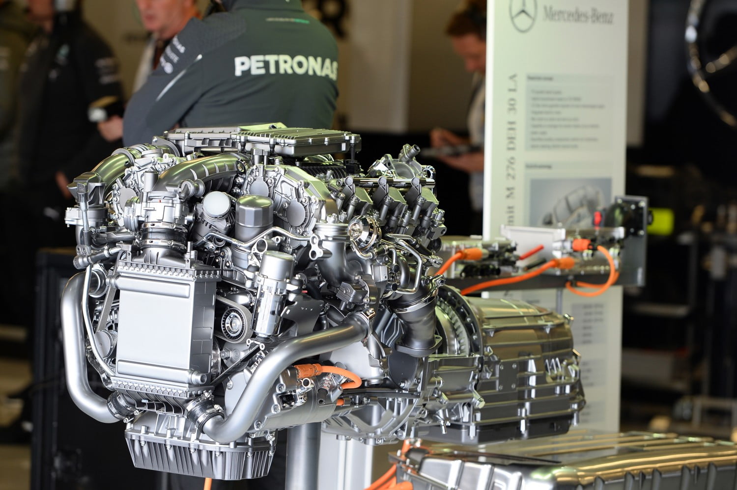 Двигатель 1. Мотор Mercedes Formula 1. Mercedes f1 engine. Mercedes Hybrid pu106a 1,6 v6t. Двигатель Mercedes f1.