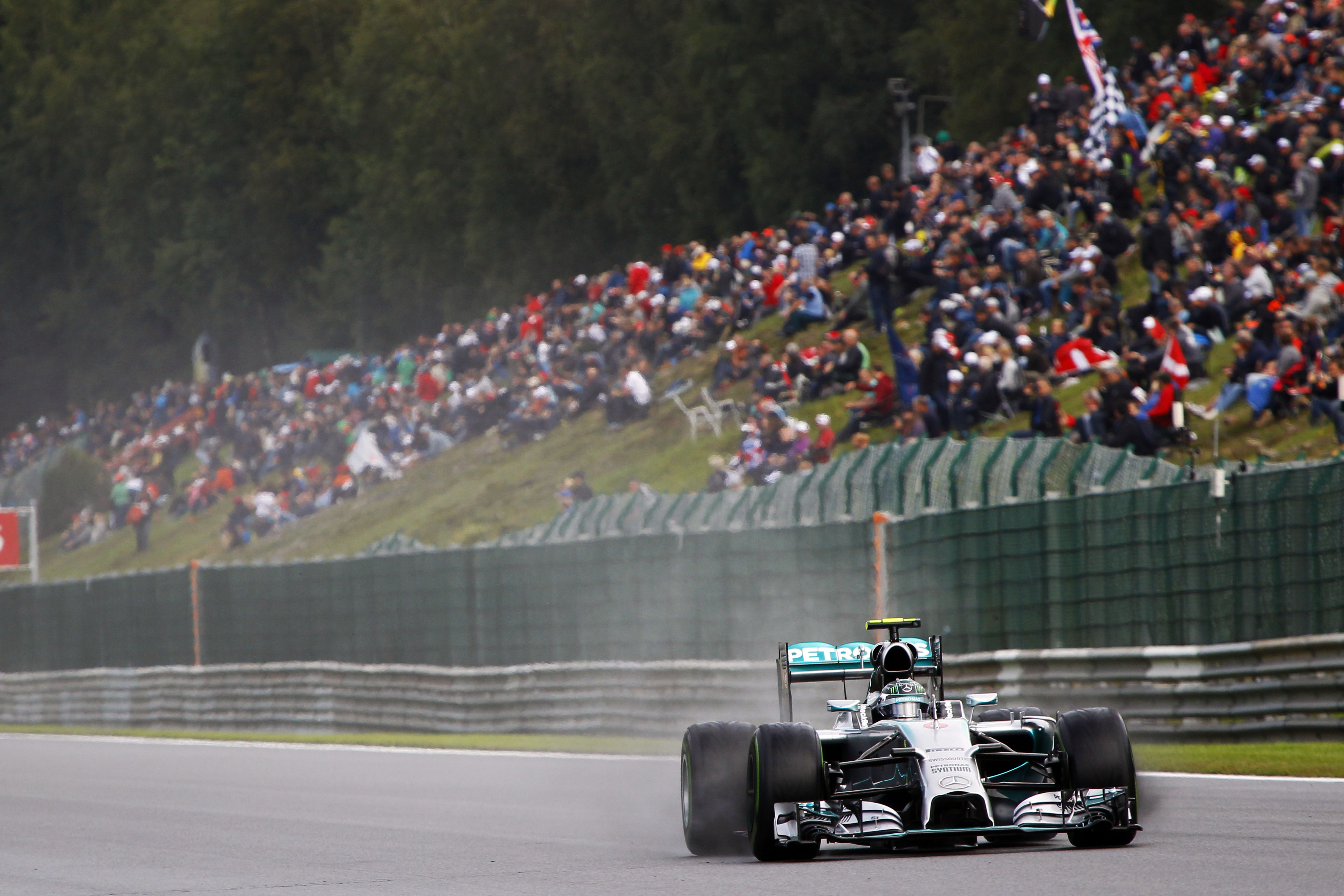 Rosberg verslaat worstelende Hamilton