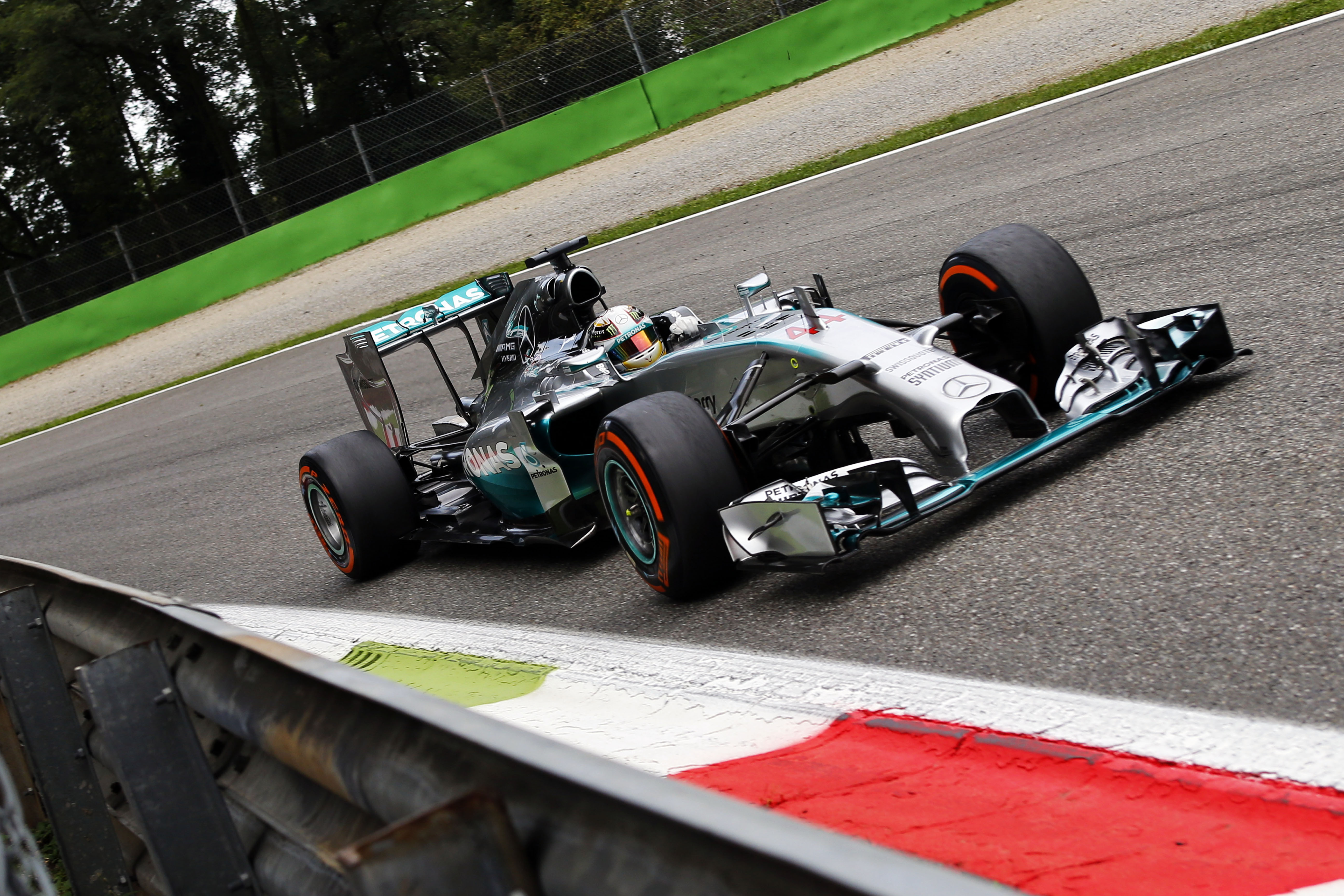 VT3: Hamilton snelste, problemen voor Rosberg