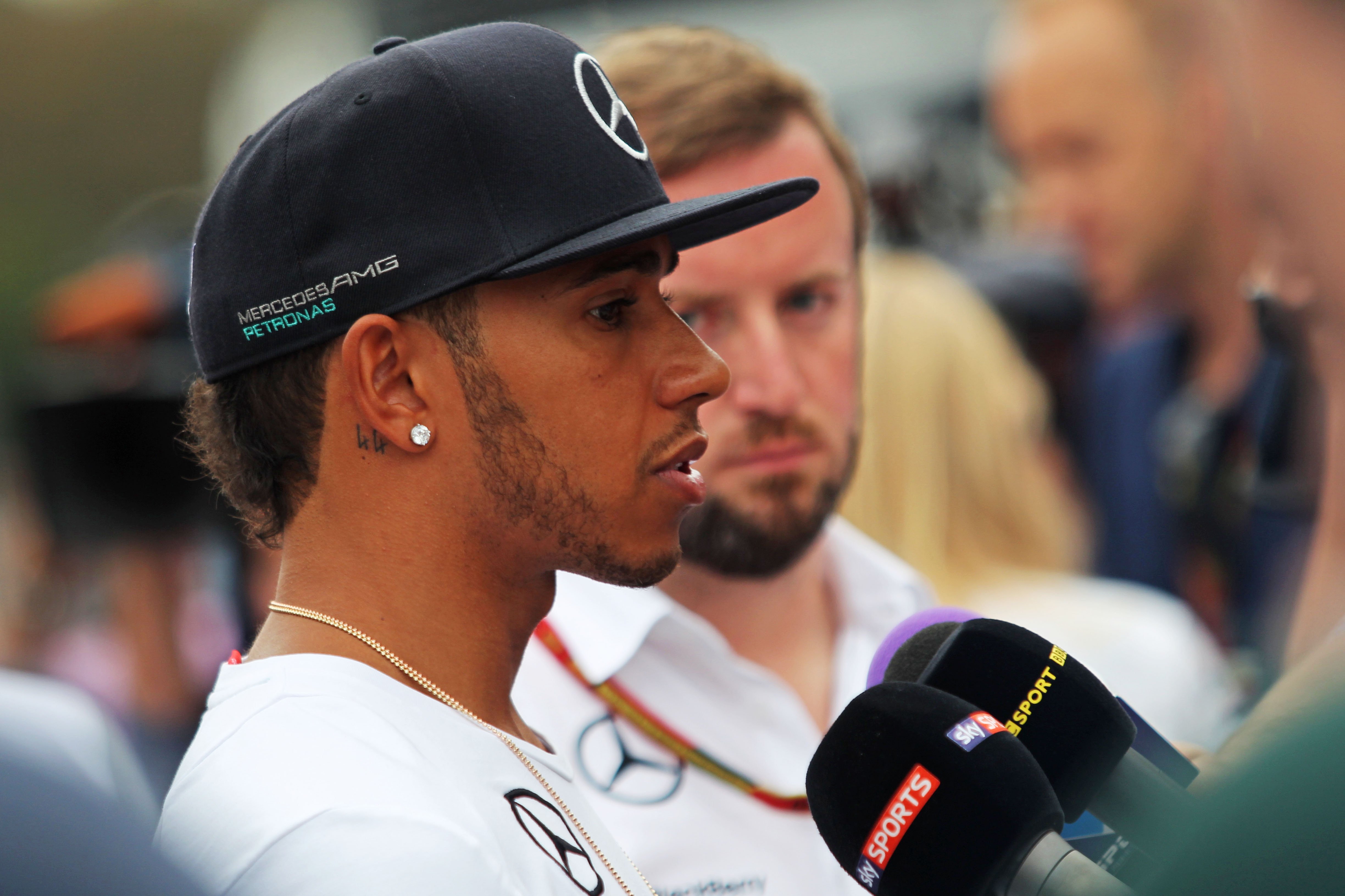 VT1: Hamilton leidt de dans op Monza