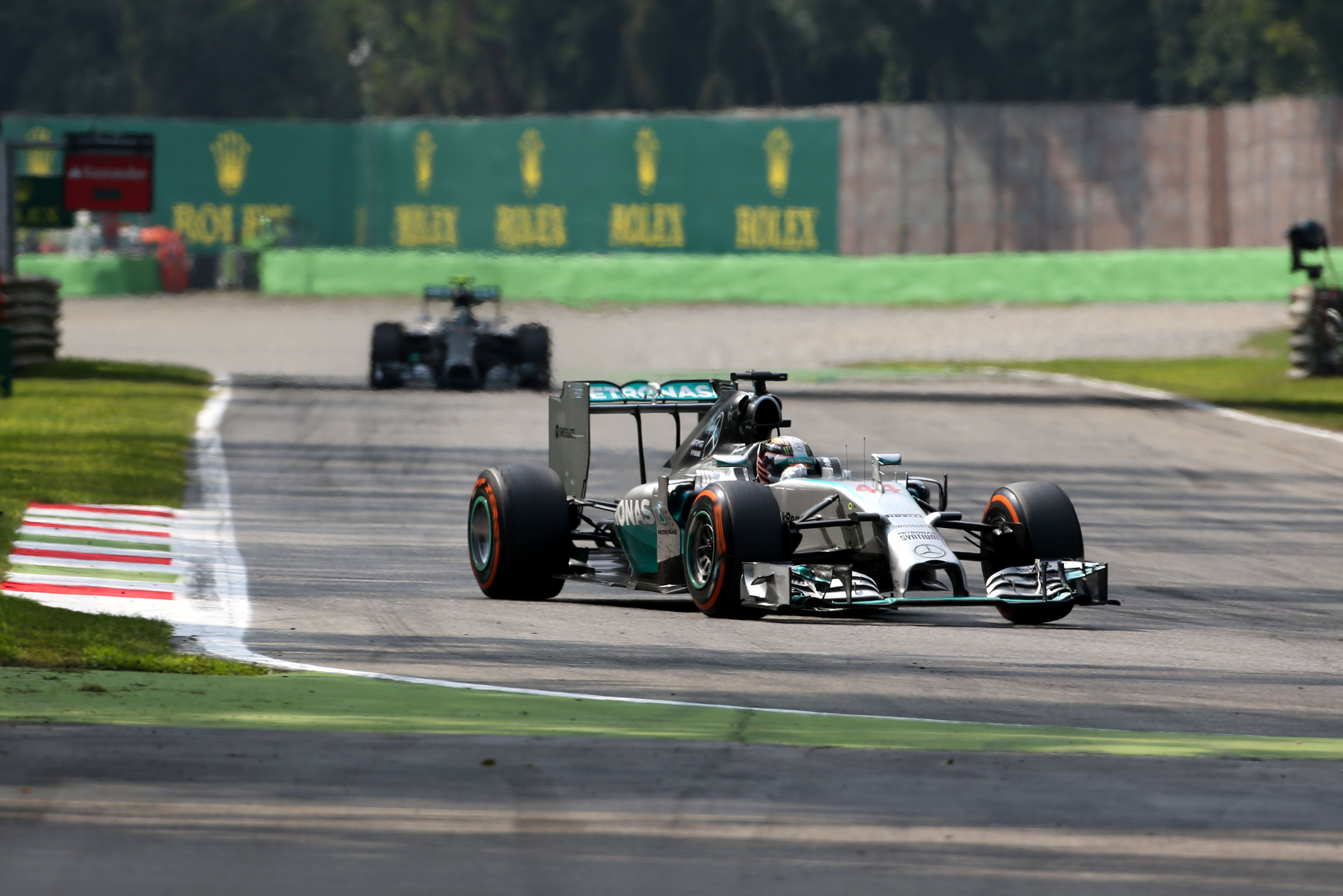 Hamilton: ‘Moet Rosberg vaker onder druk zetten’