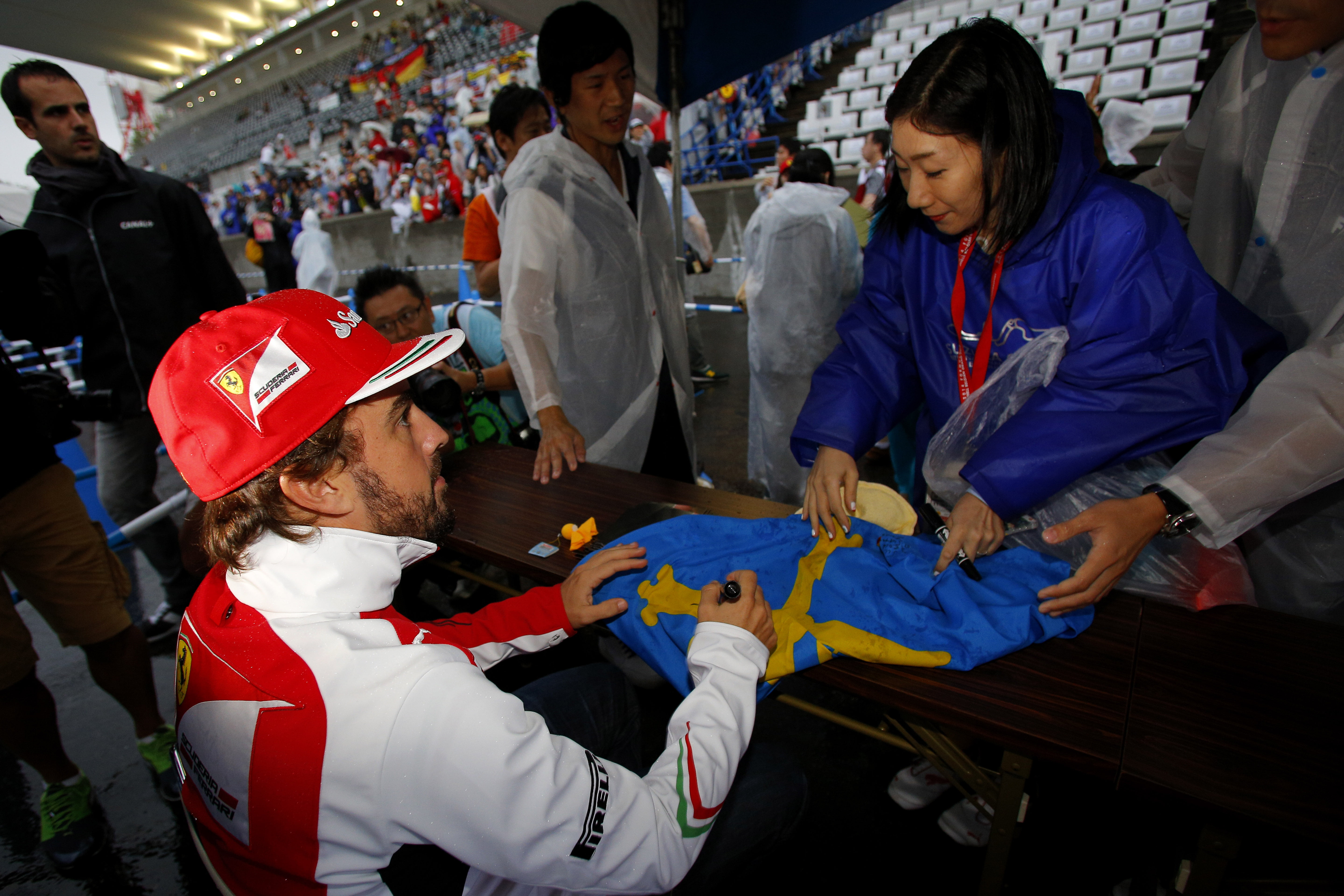 Alonso ontkent, noch bevestigt geruchten