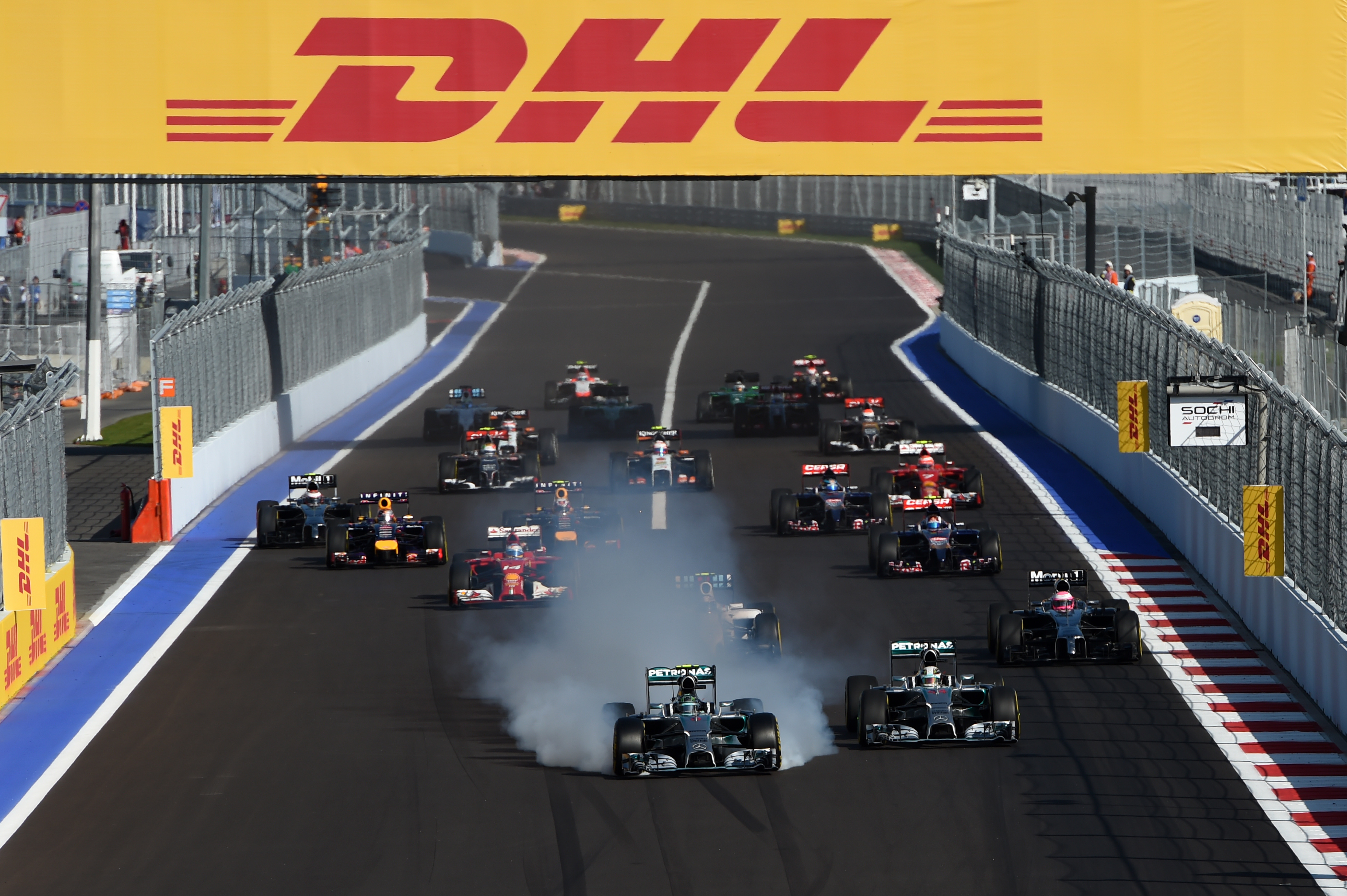 Race: Hamilton wint, constructeurstitel Mercedes
