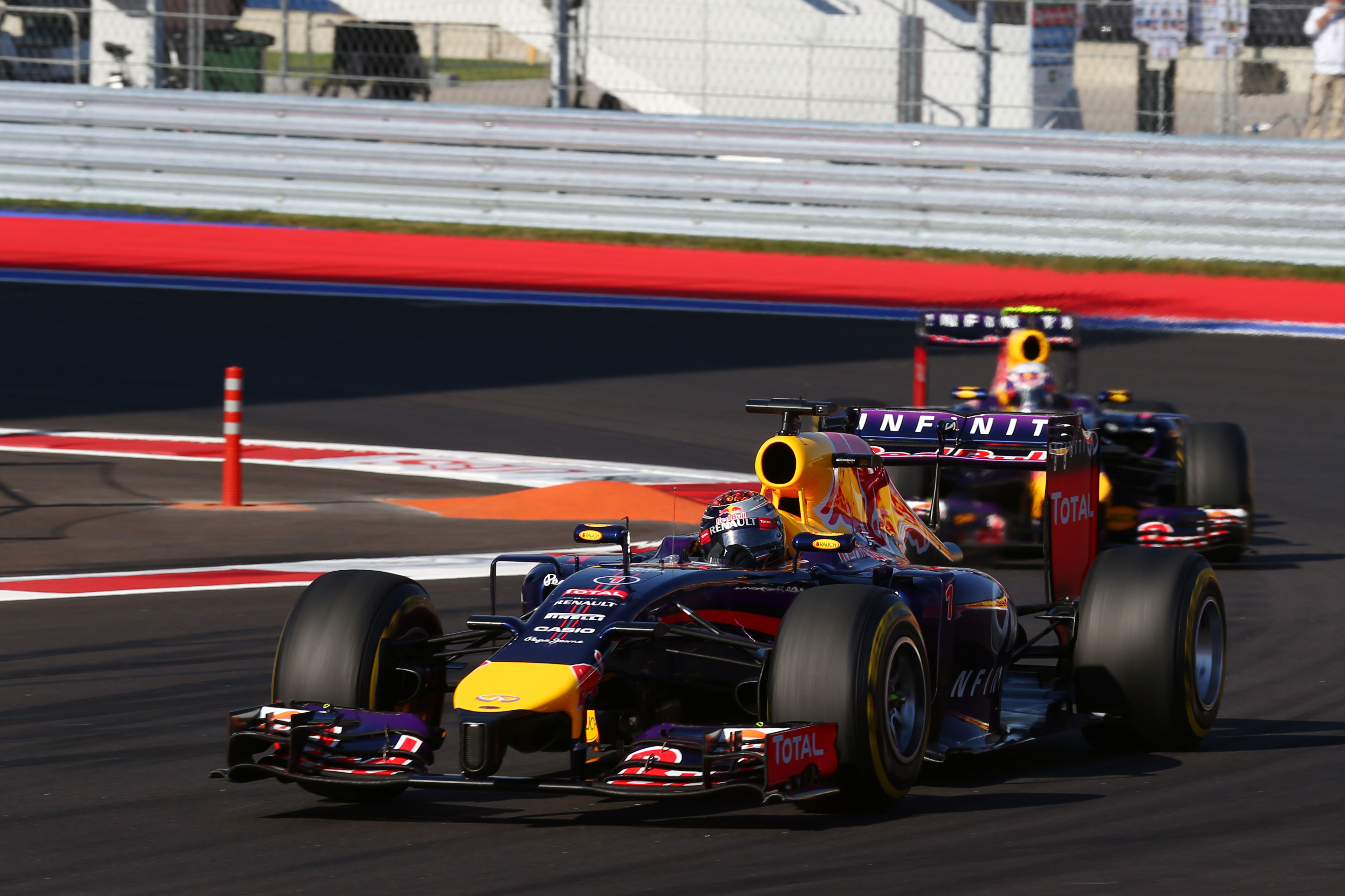 Red Bull staat constructeurstitel af aan Mercedes