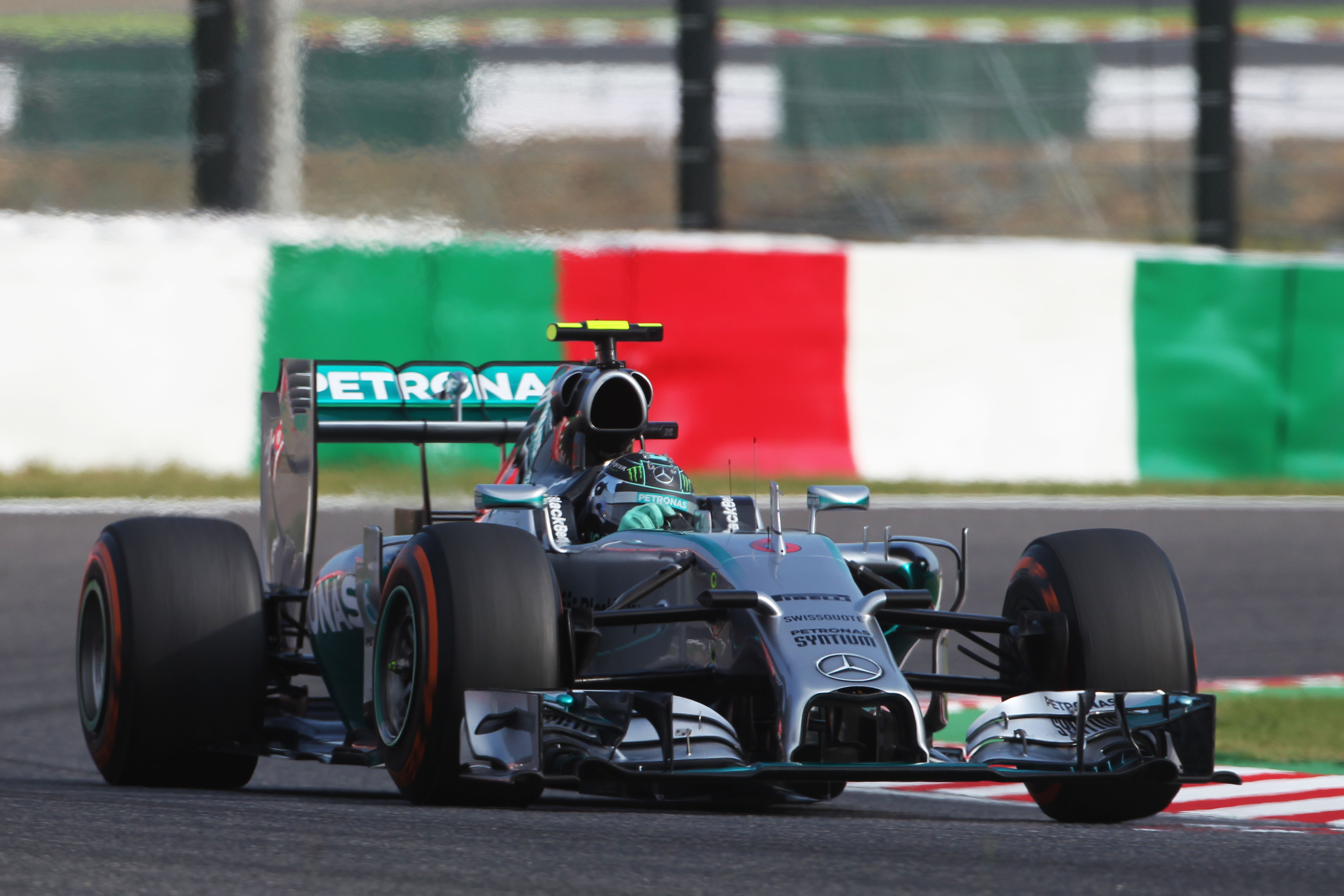 VT3: Rosberg bovenaan, Hamilton crasht