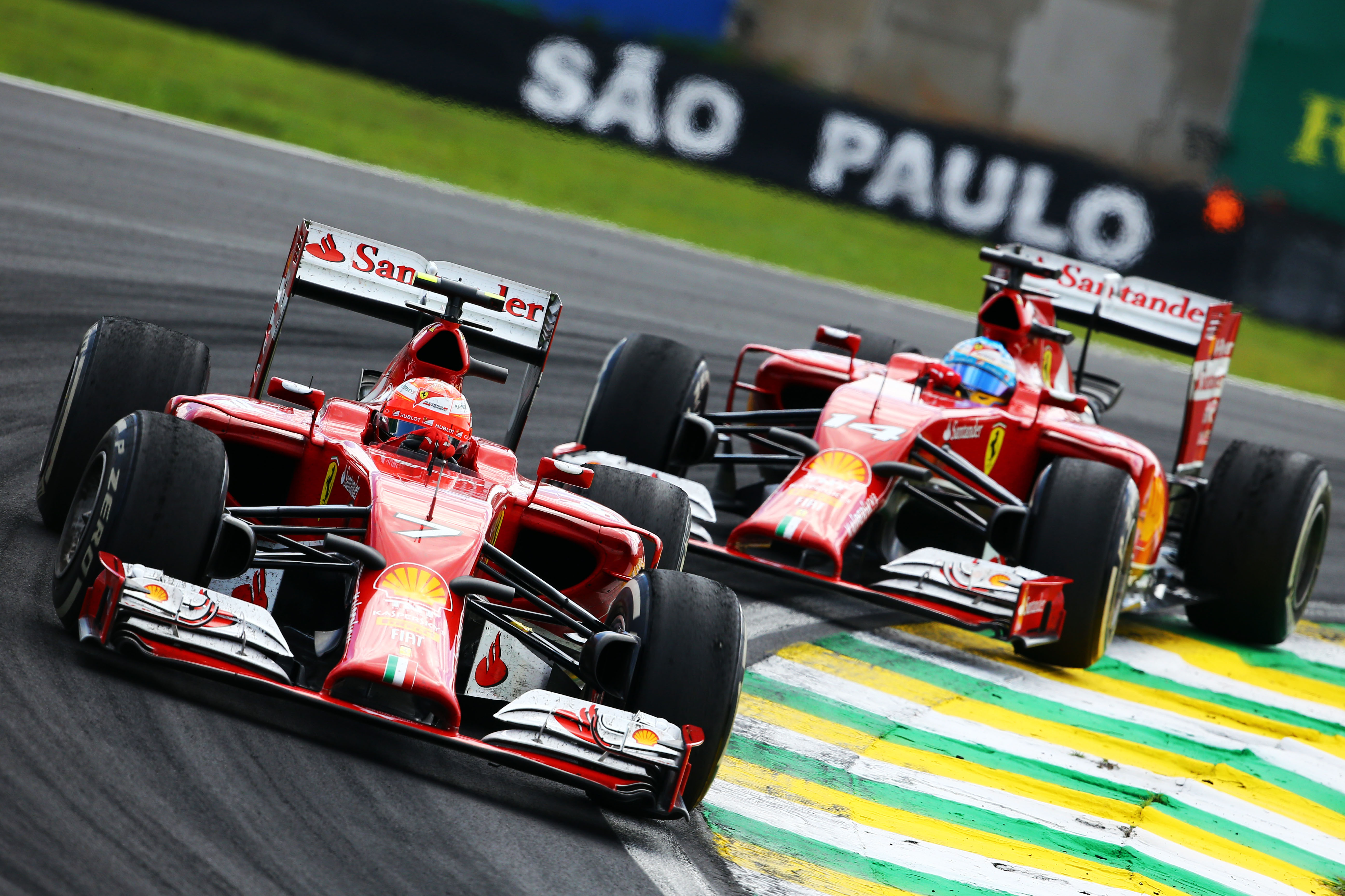 Alonso troeft Räikkönen in rechtstreeks duel af