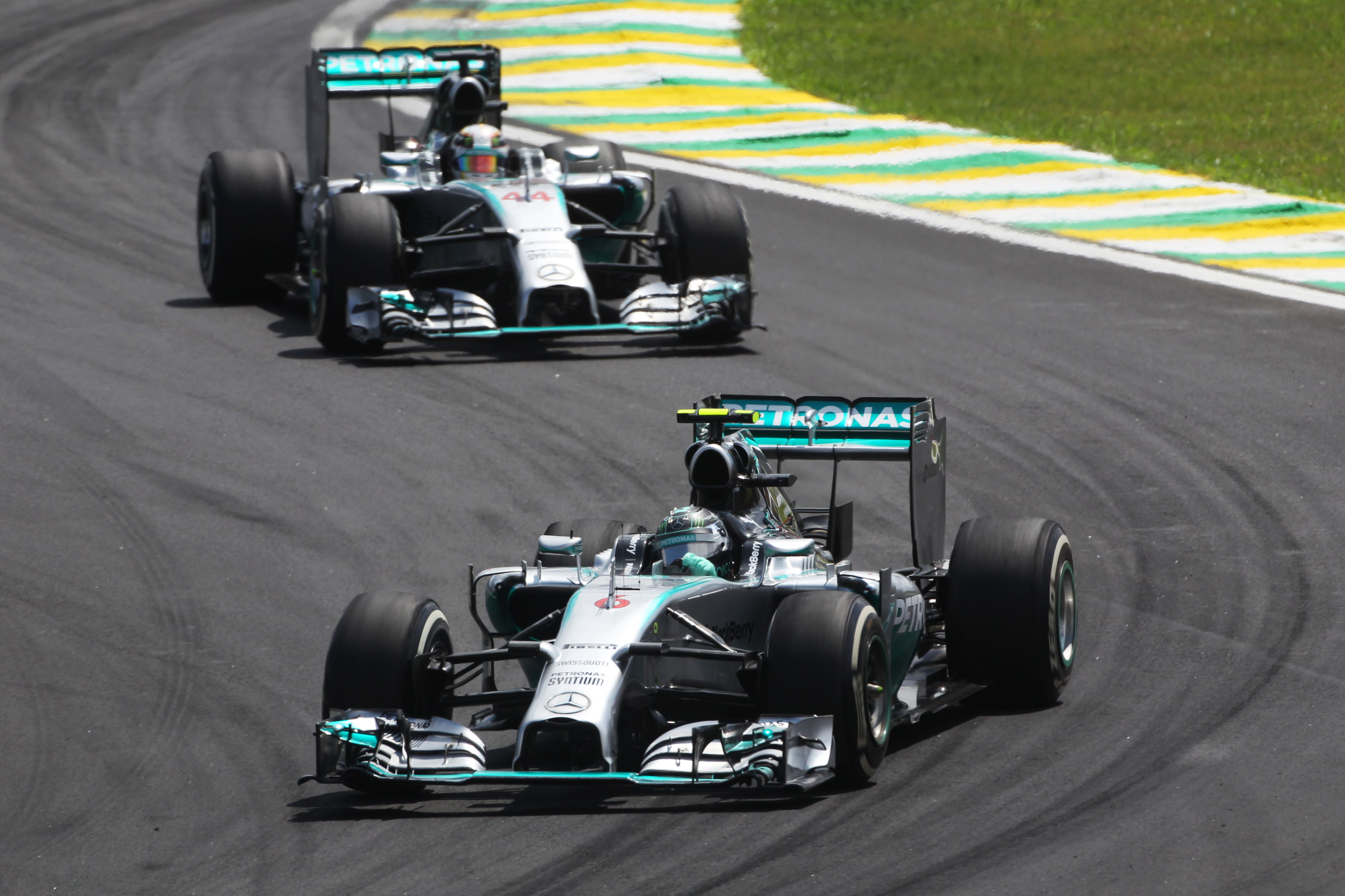Race: Rosberg houdt het hoofd koel en wint