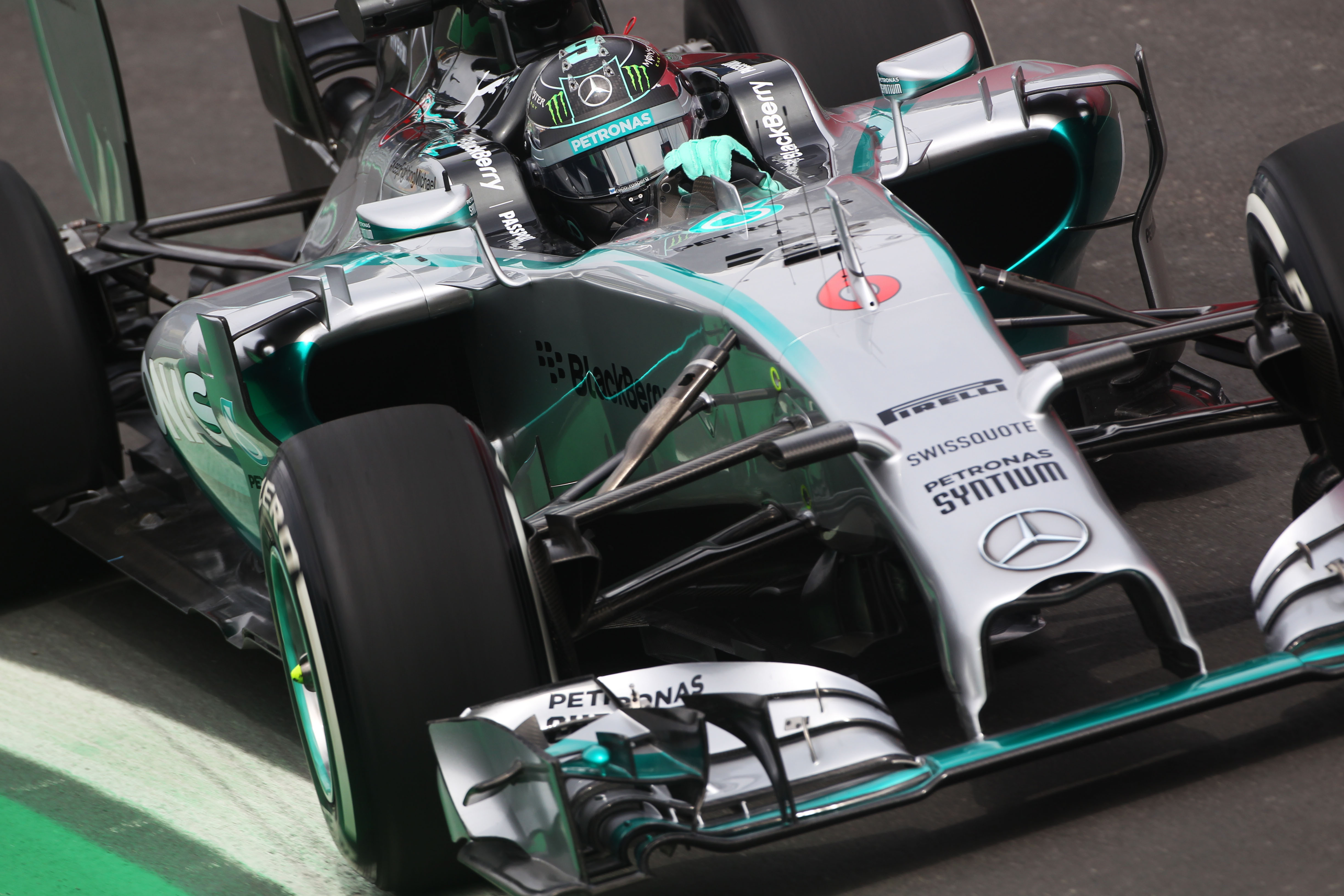 VT2: Rosberg blijft Hamilton voor