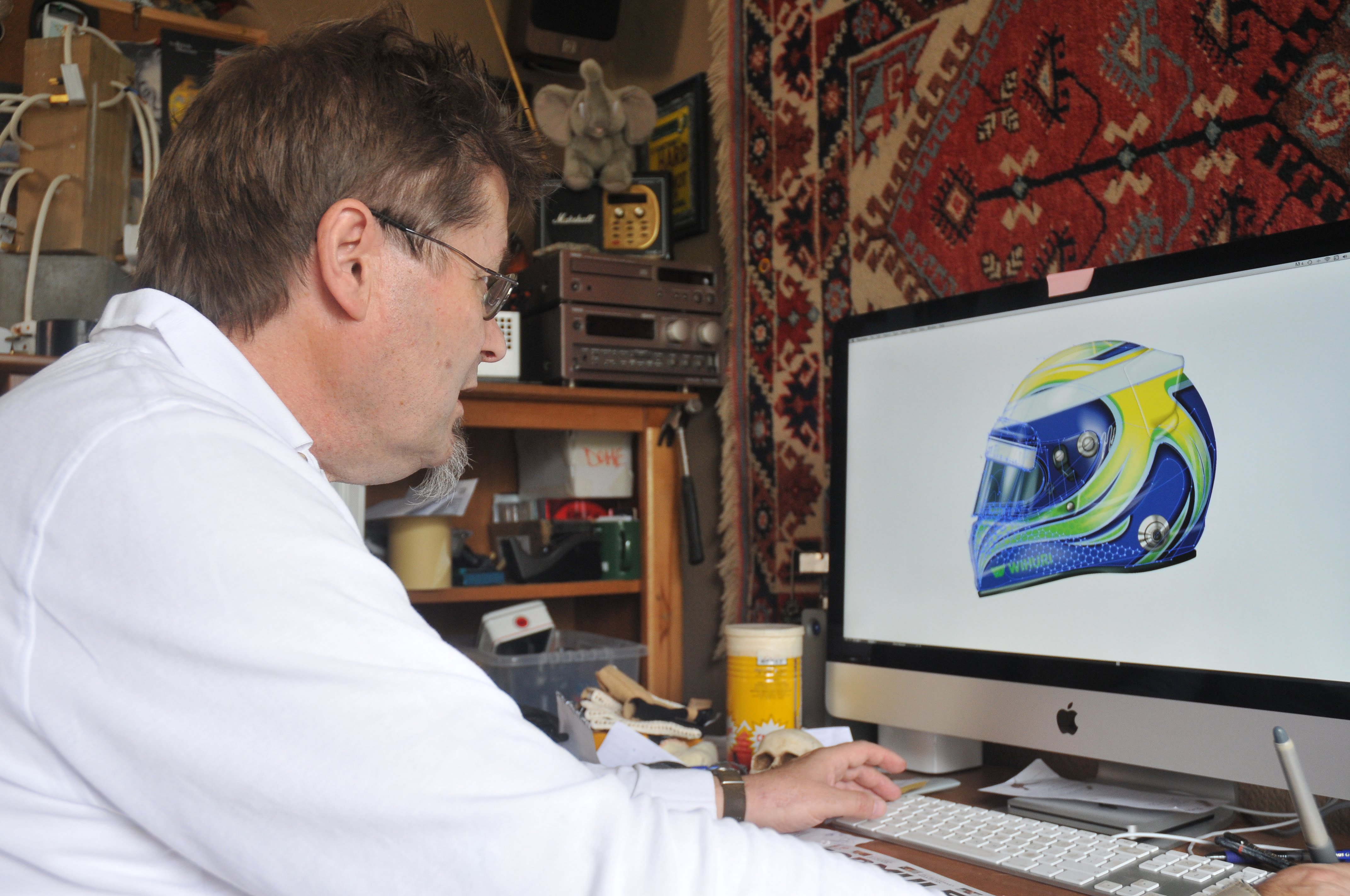 Portret van Formule 1-illustrator Russell Lewis
