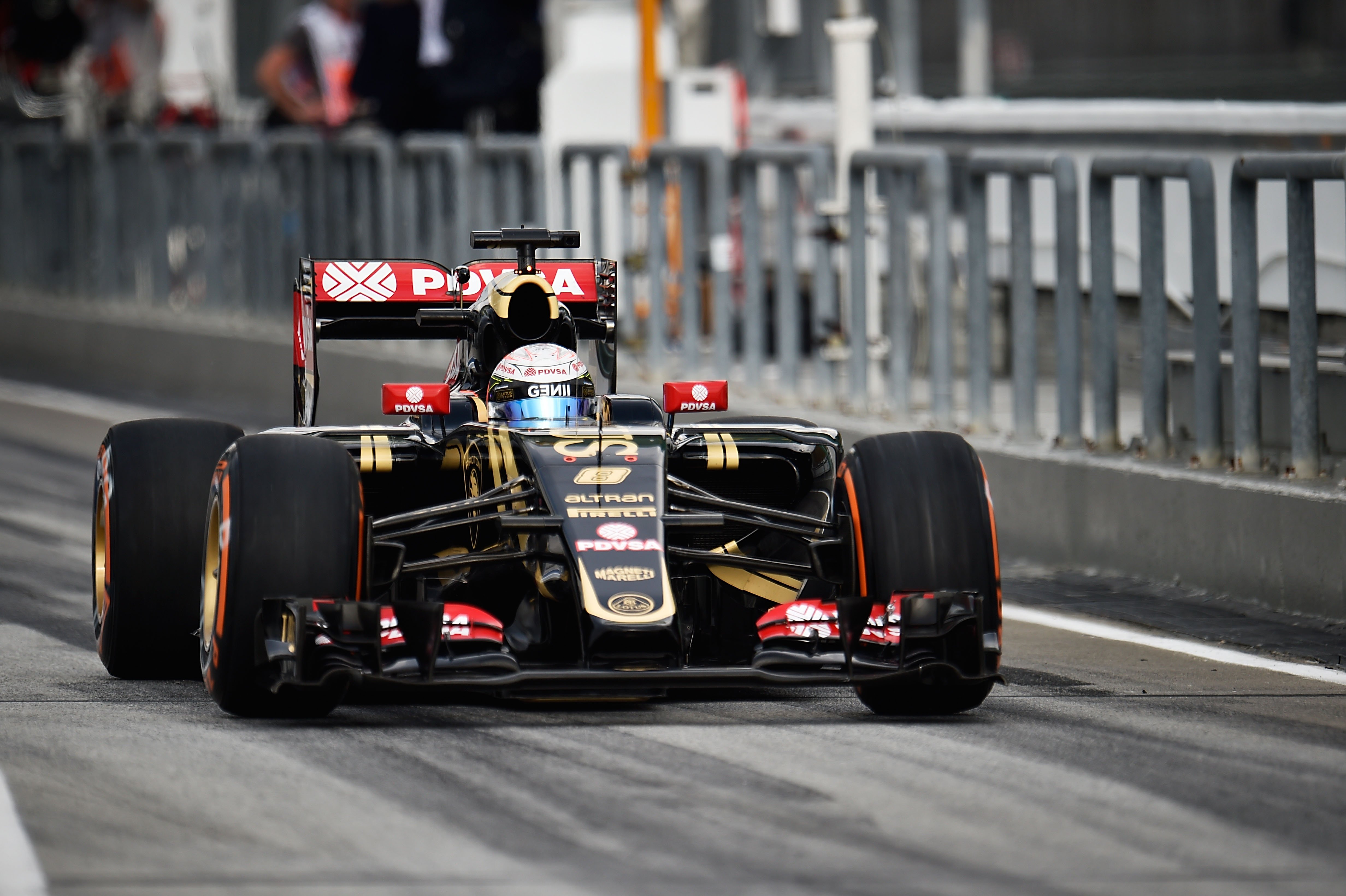 Grosjean zakt door gridstraf van P8 naar P10