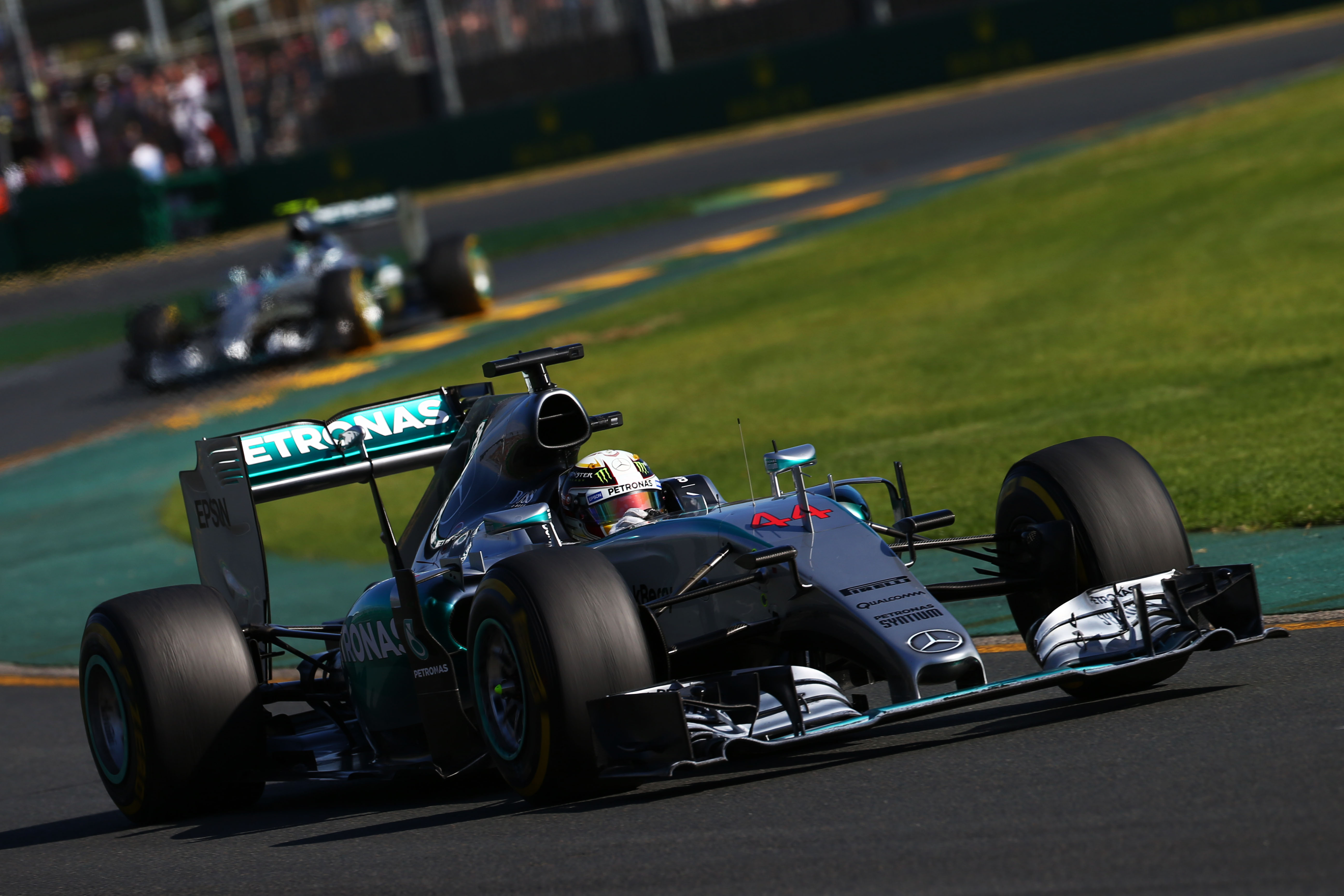 Race: Mercedes oppermachtig, Verstappen valt uit