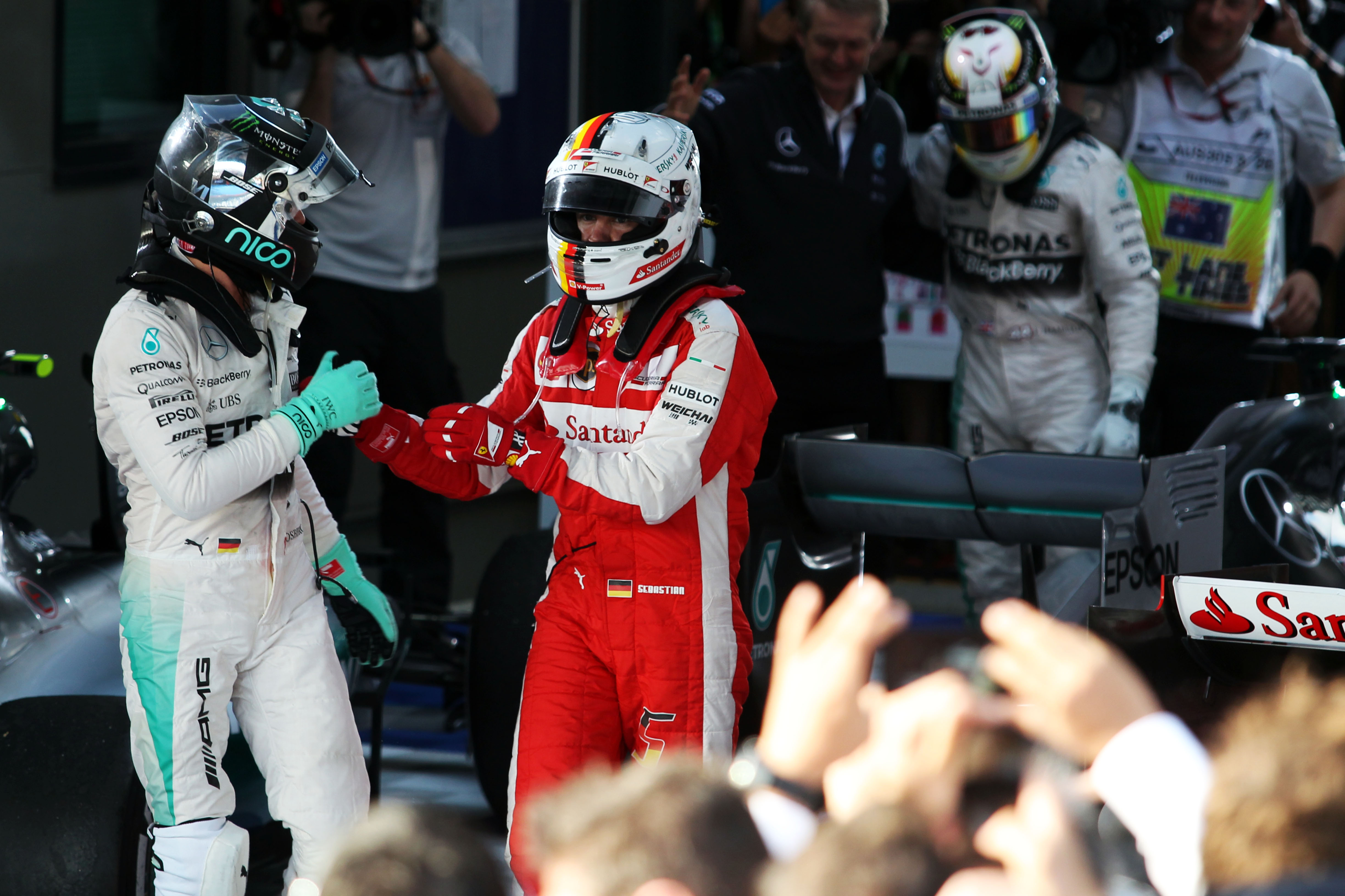 Rosberg nodigt Vettel uit voor Mercedes-briefing