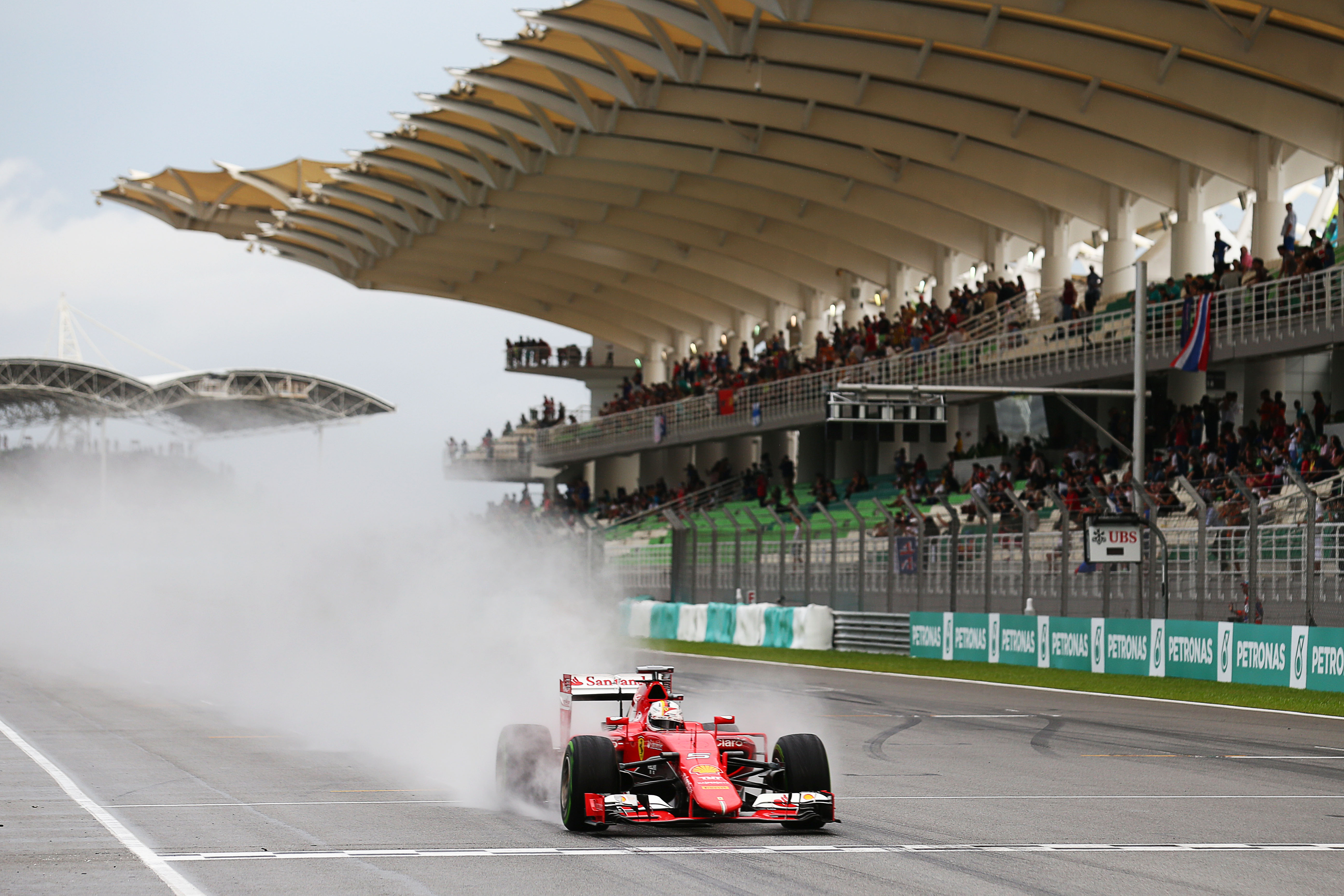 Vettel grijpt net naast verrassende pole