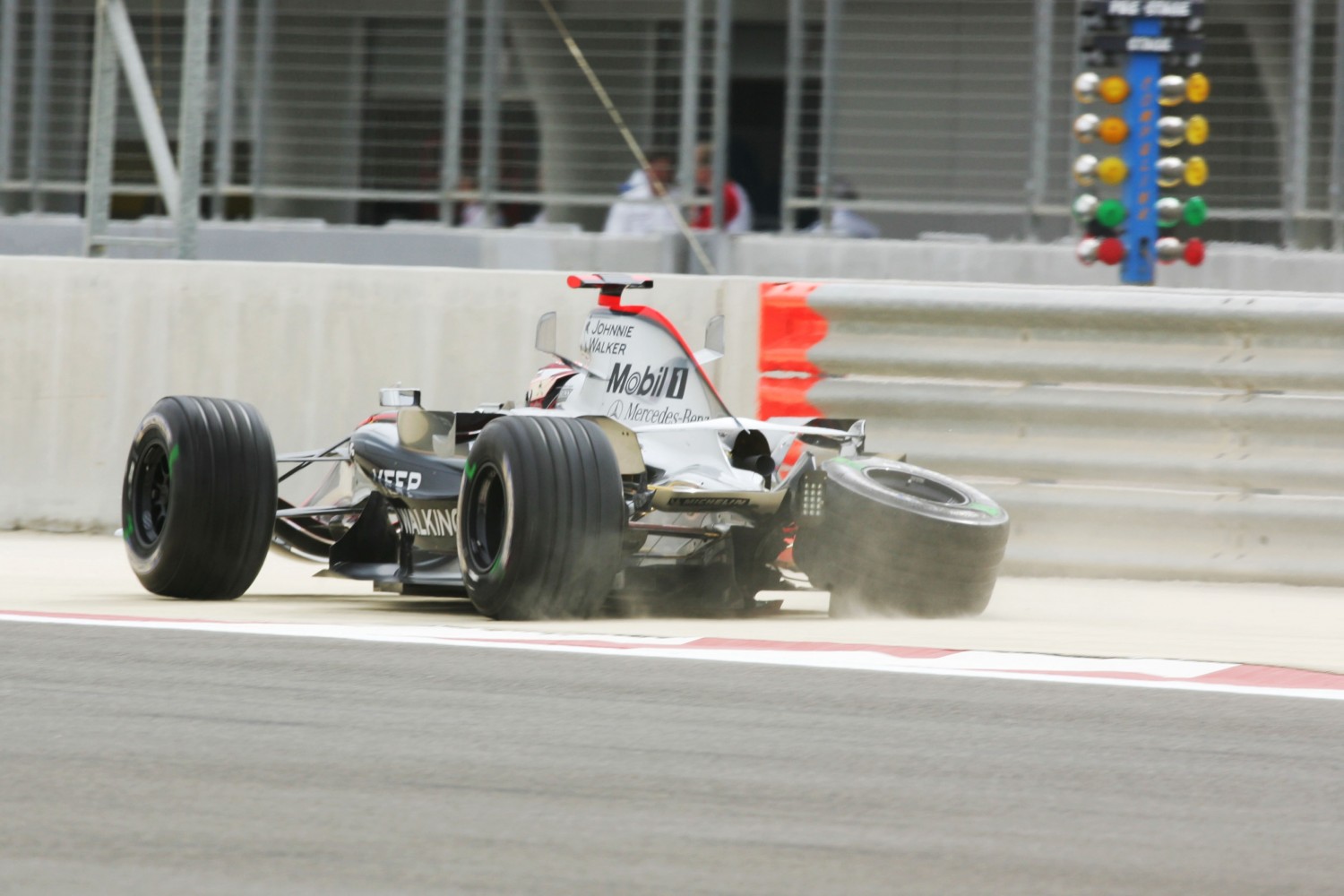 Kimi Räikkönen crasht tijdens de kwalificatie met zijn McLaren