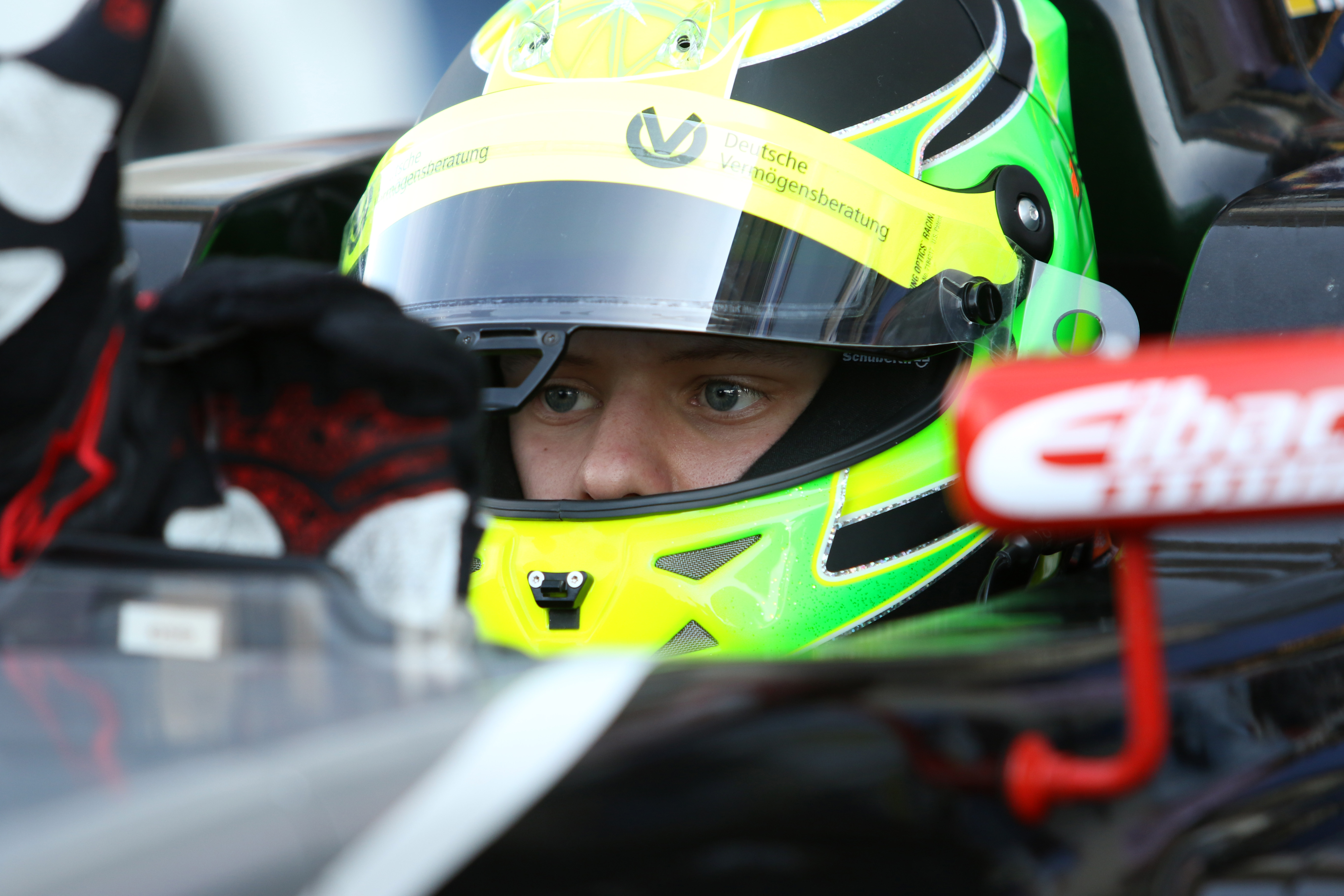 Mick Schumacher wint bij Formule 4-debuut