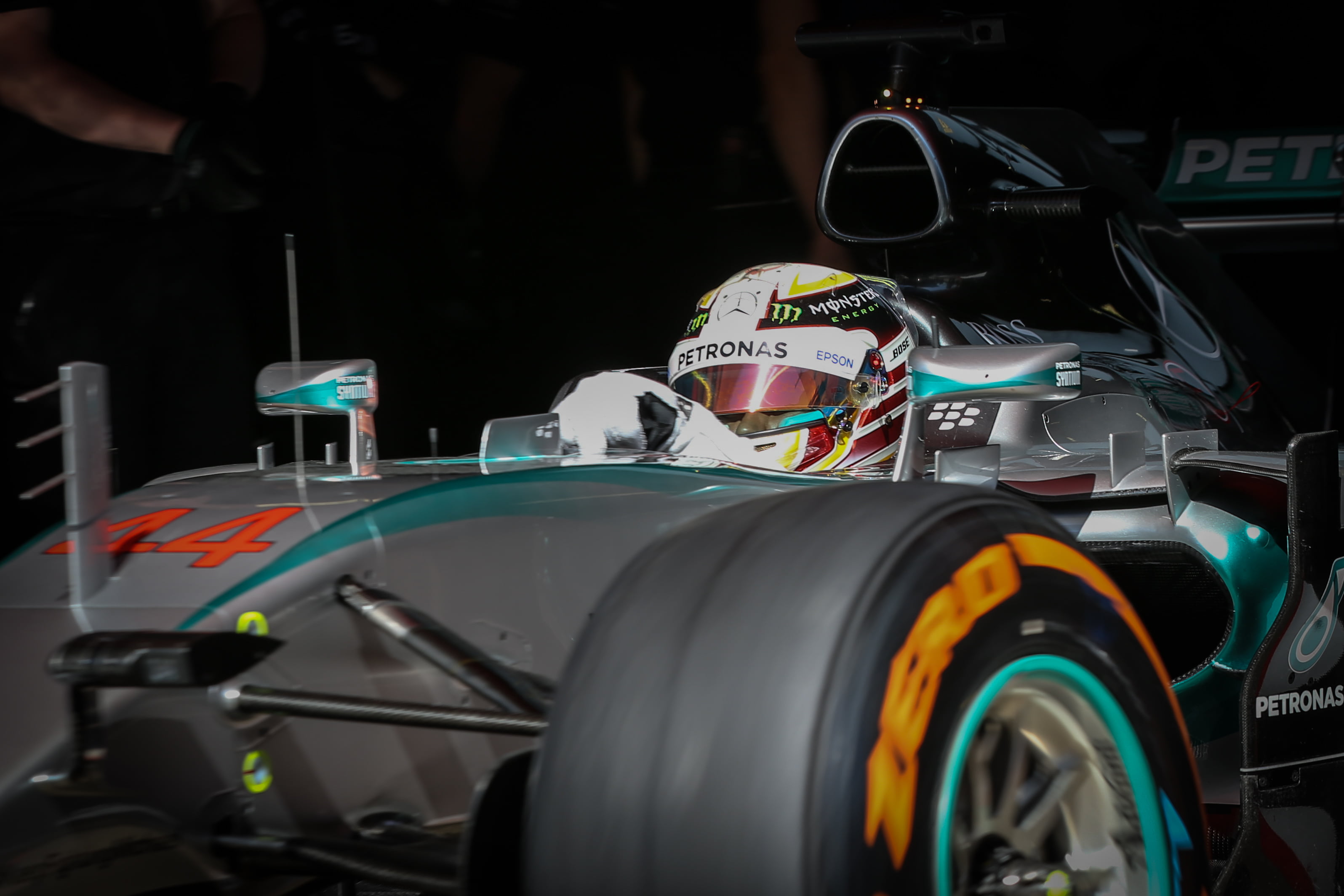 VT2: Hamilton domineert tweede training Spanje