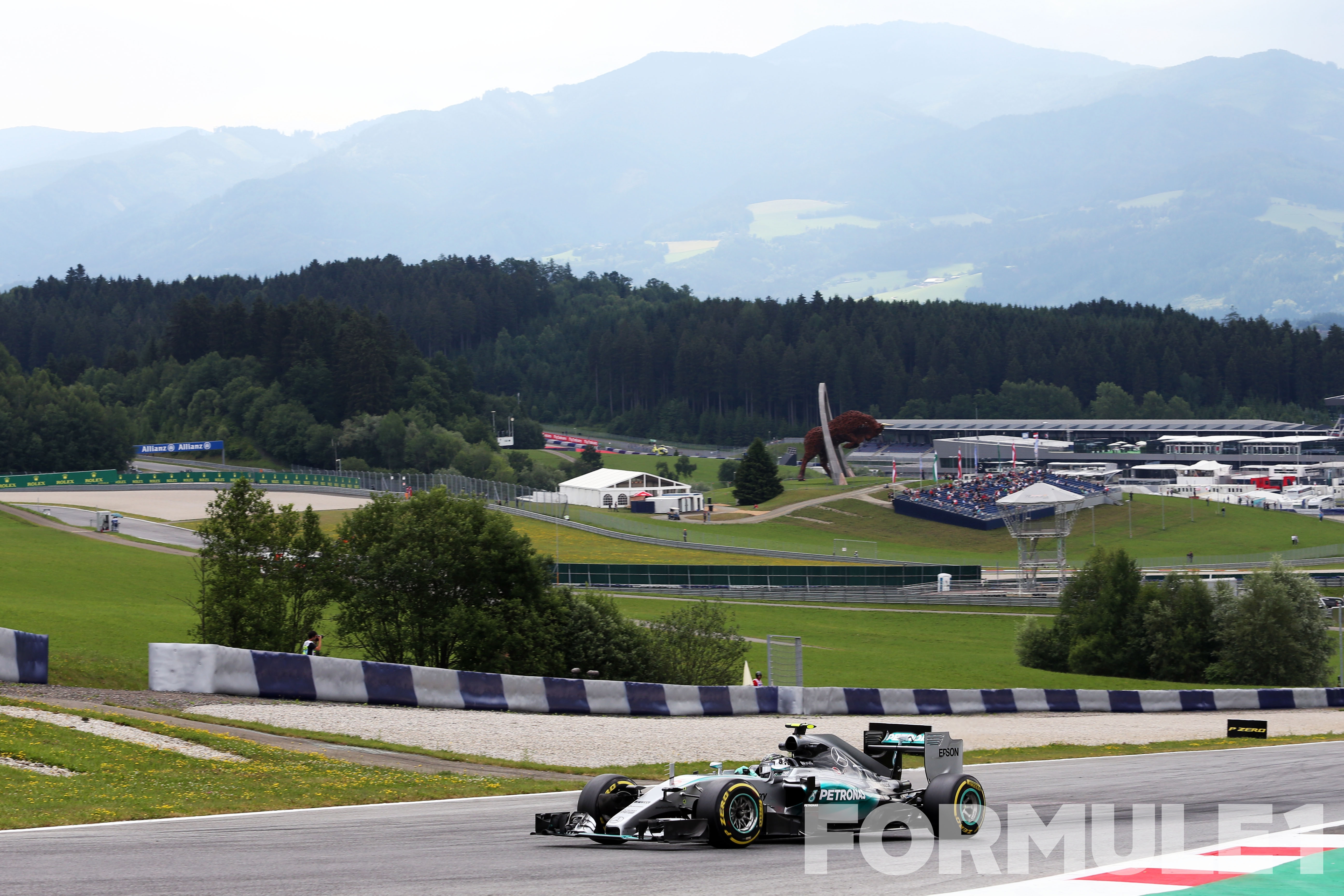 VT1: Rosberg snelste in Oostenrijks glijfestijn