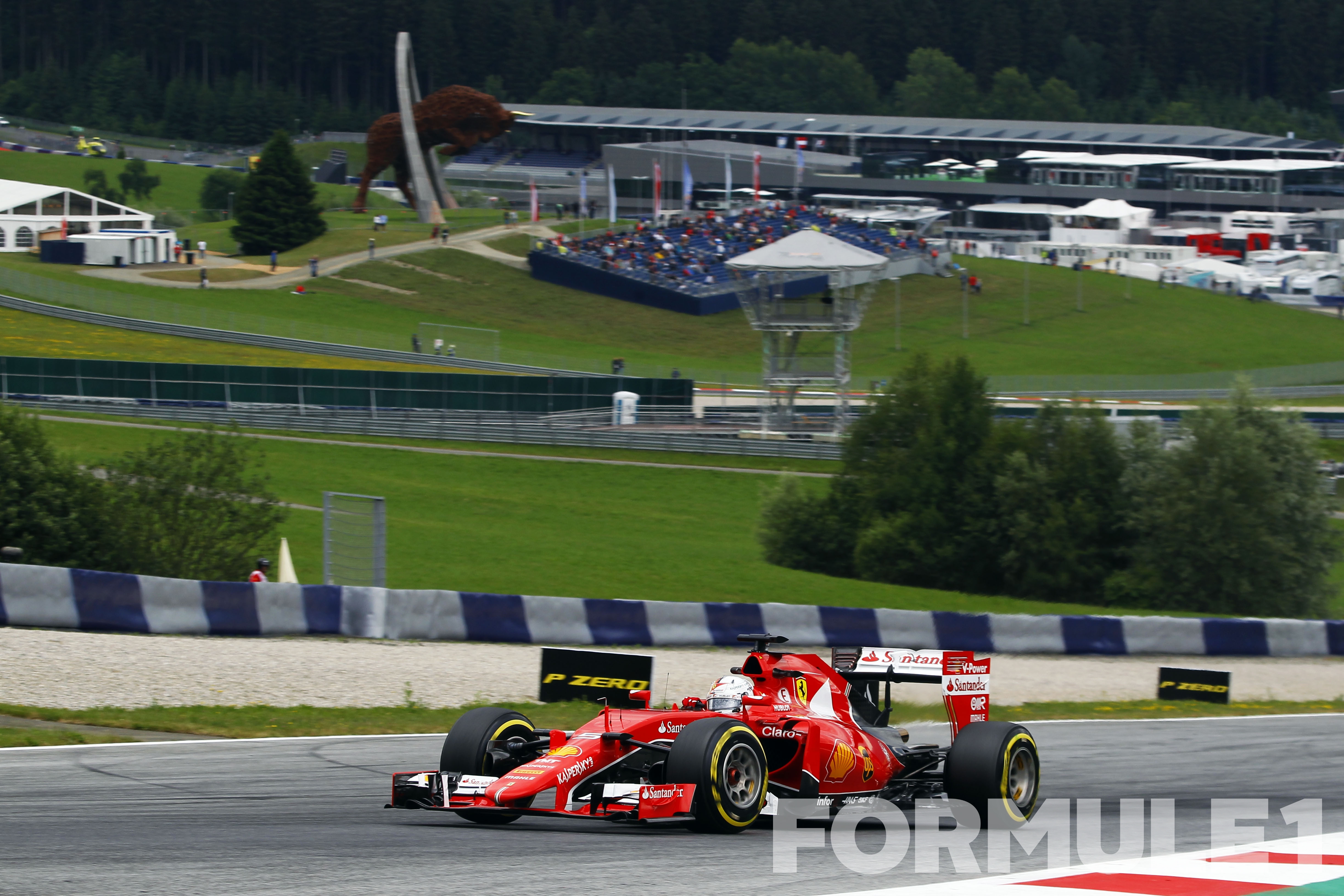 VT3: Vettel blijft aan kop na regenbui