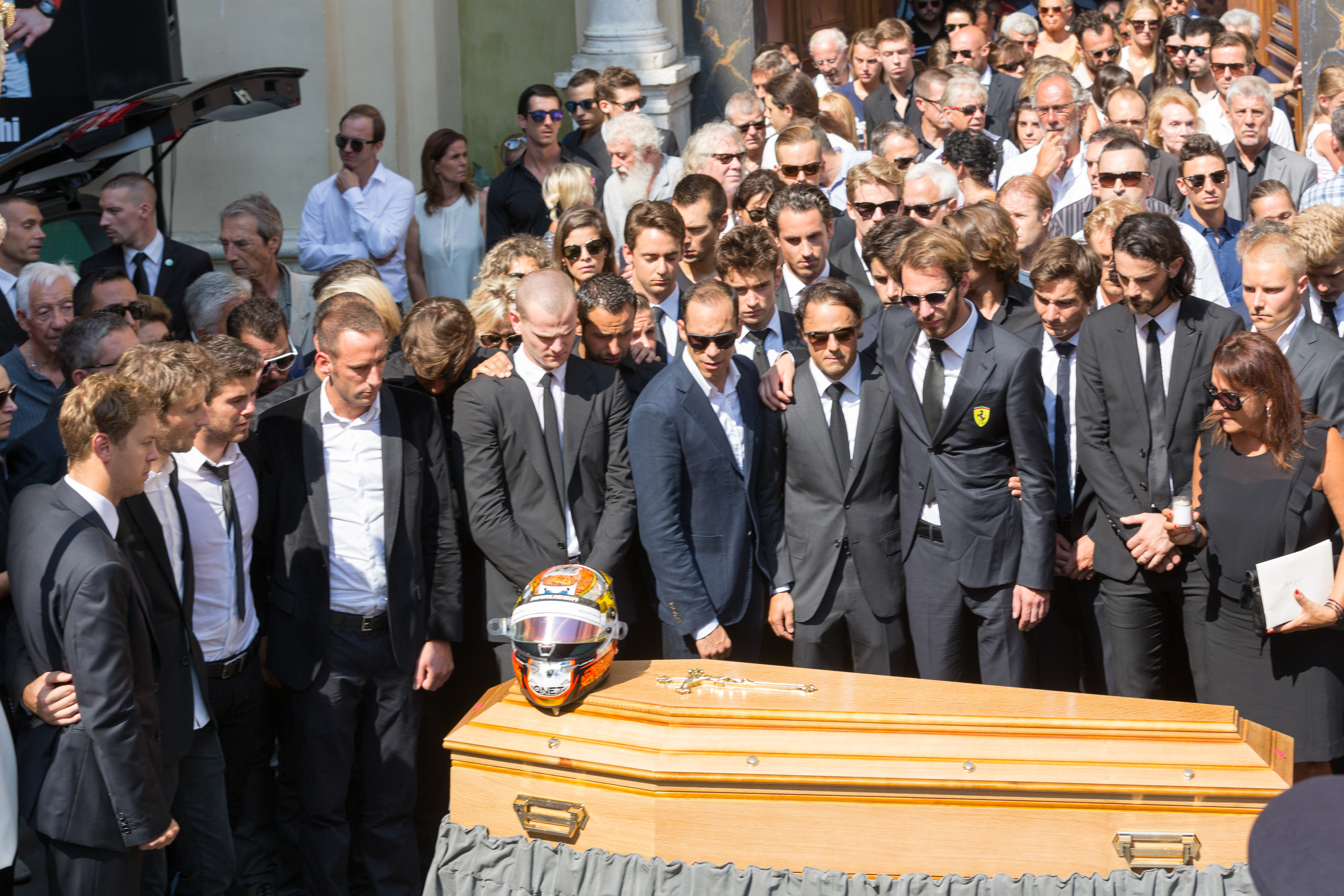 Familie en F1 bewijzen laatste eer aan Bianchi